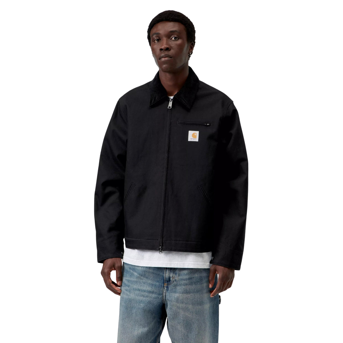 Casaco de homem Carhartt WIP Detroit preto, vestido por modelo, visto de frente com o fecho fechado.