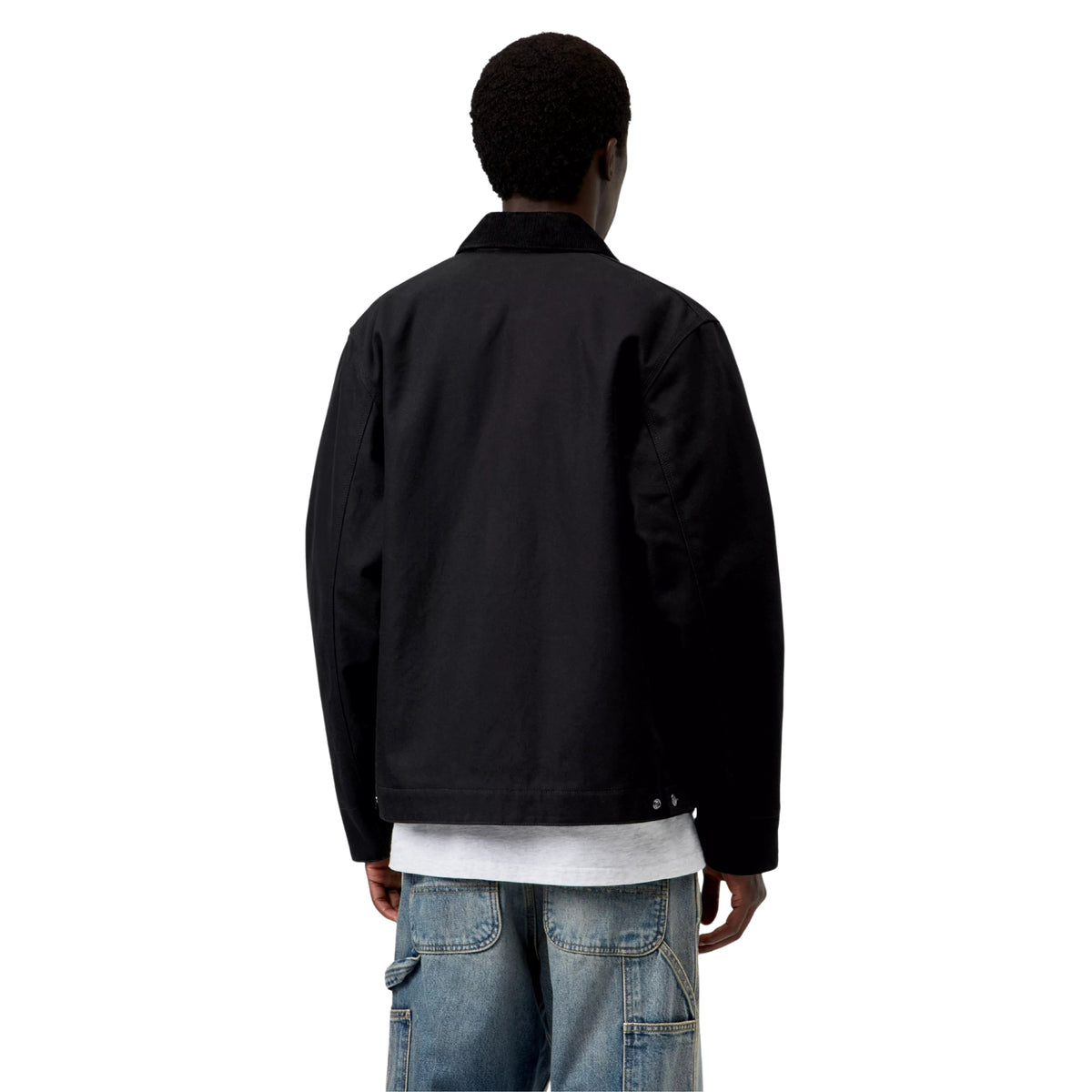 Casaco de homem Carhartt WIP Detroit preto, vestido por modelo, visto de costas com ajustes na bainha.