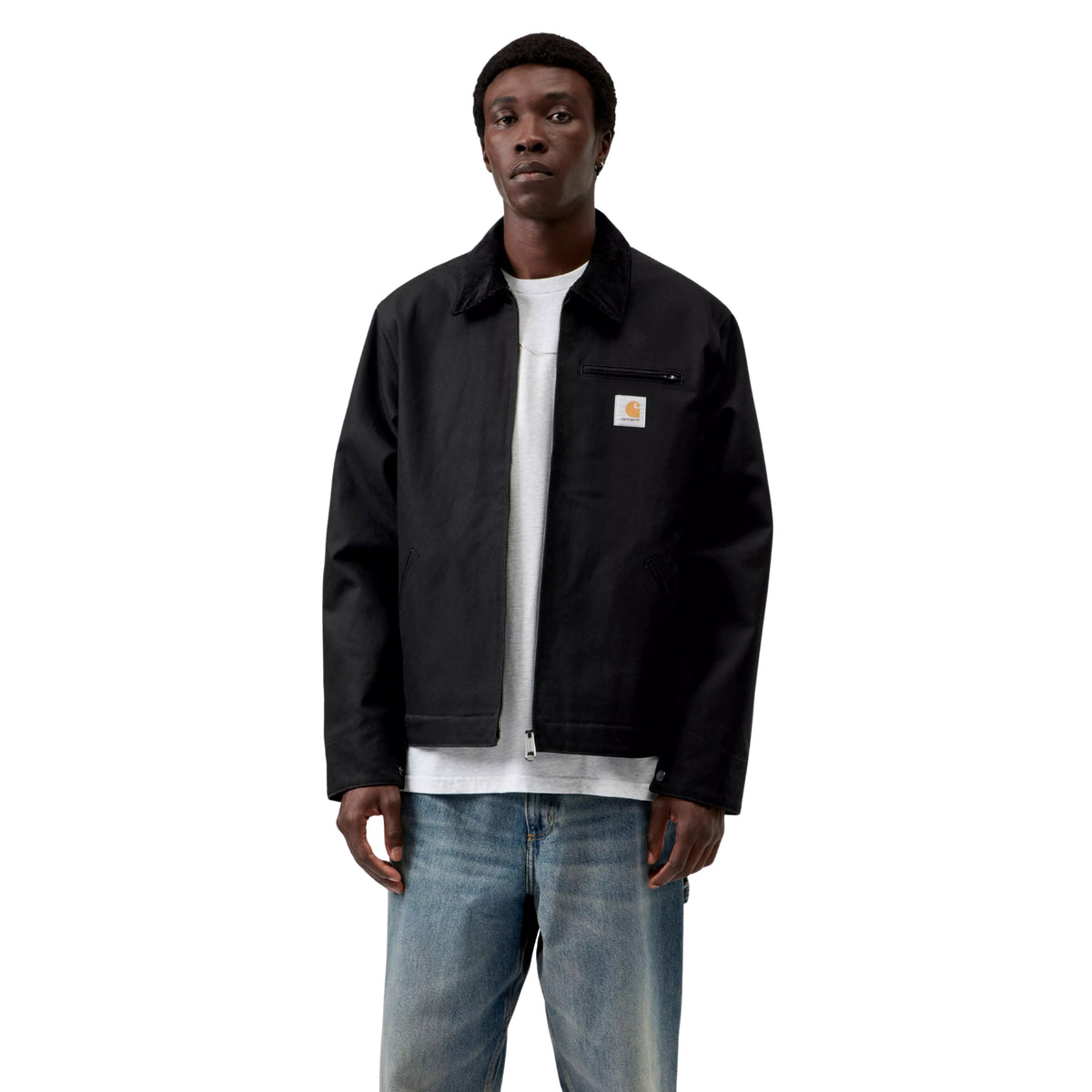 Casaco de homem Carhartt WIP Detroit preto, vestido por modelo, visto de frente com o fecho aberto.