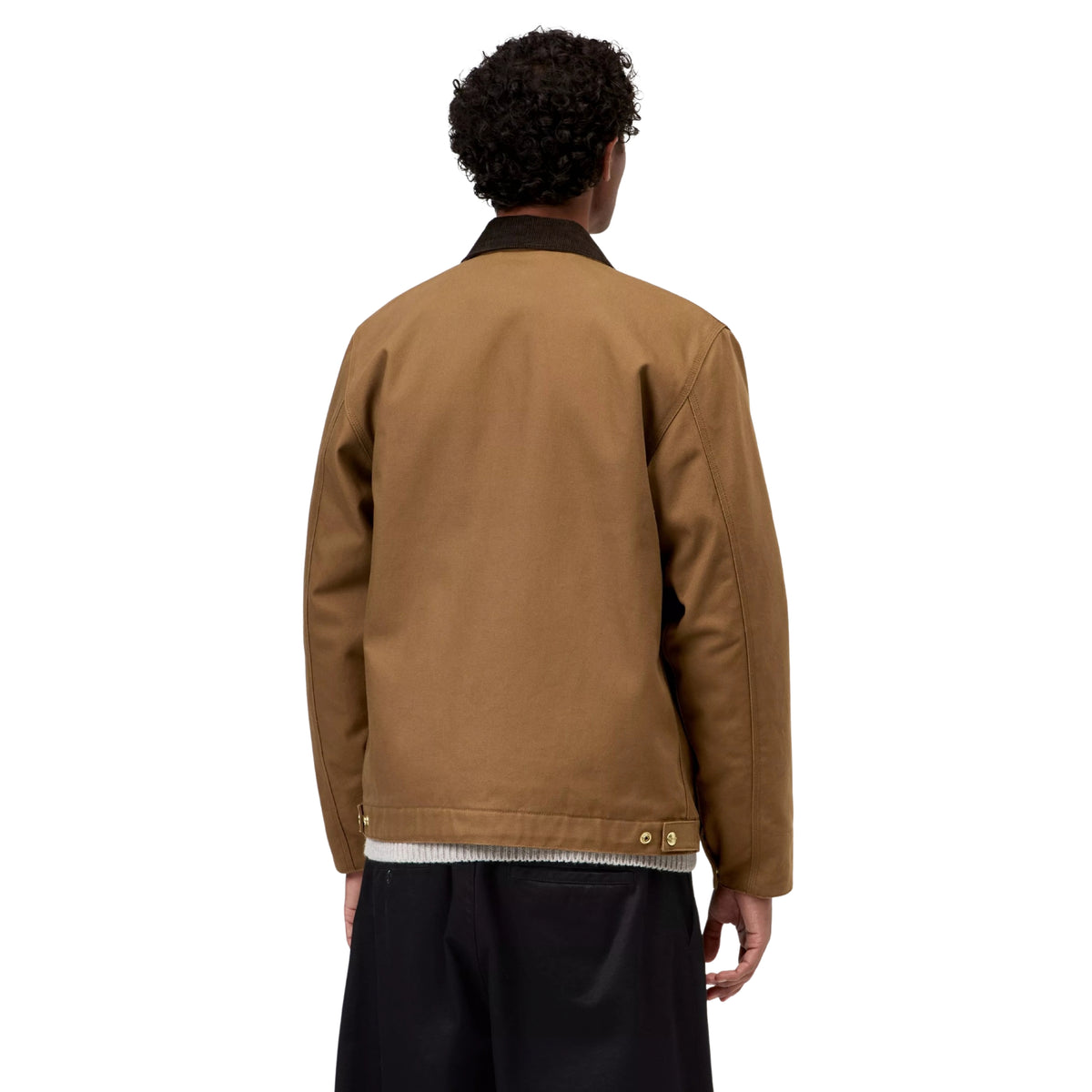 Casaco Carhartt WIP Detroit em Hamilton Brown/Tobacco Rigid, vista de costas a três quartos no modelo, mostrando a gola escura, as costas lisas e as presilhas de ajuste com molas na bainha.