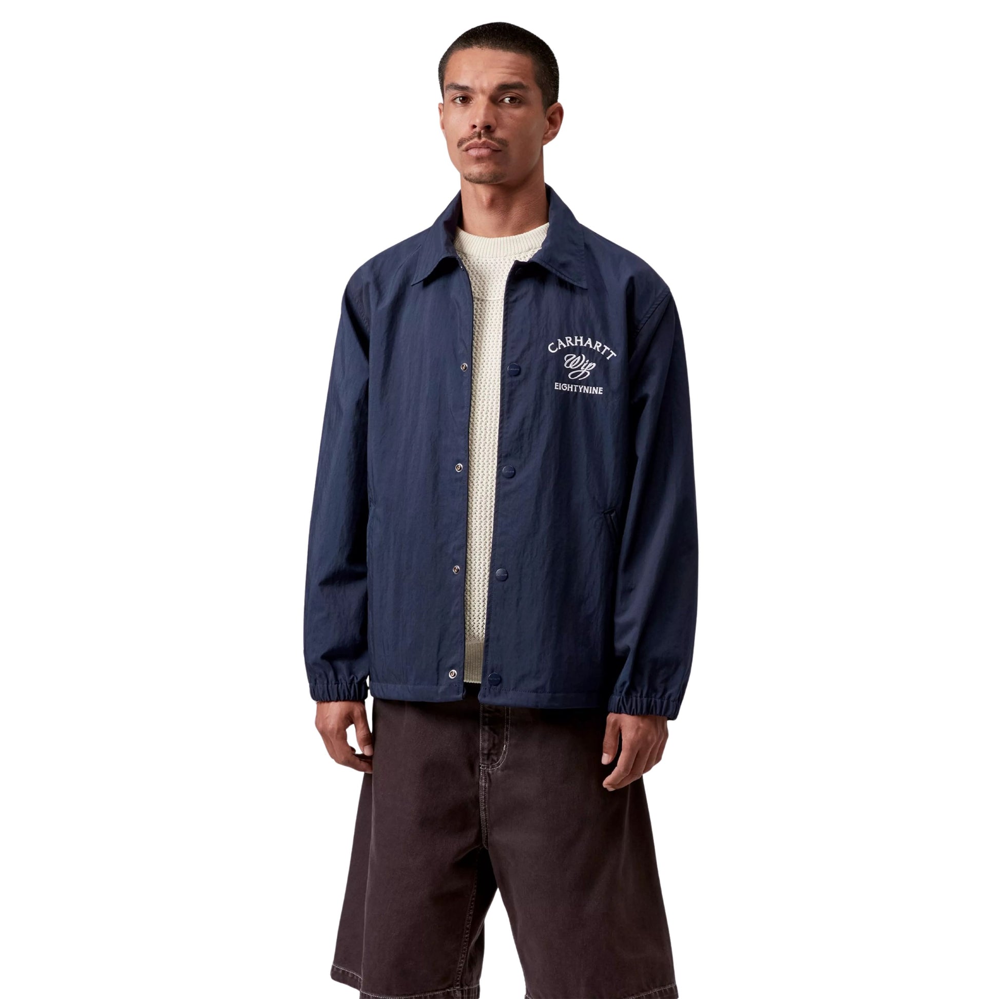Casaco Coach para homem Carhartt WIP Eightynine em Jupiter/Branco. Foto da parte da frente, vestido.