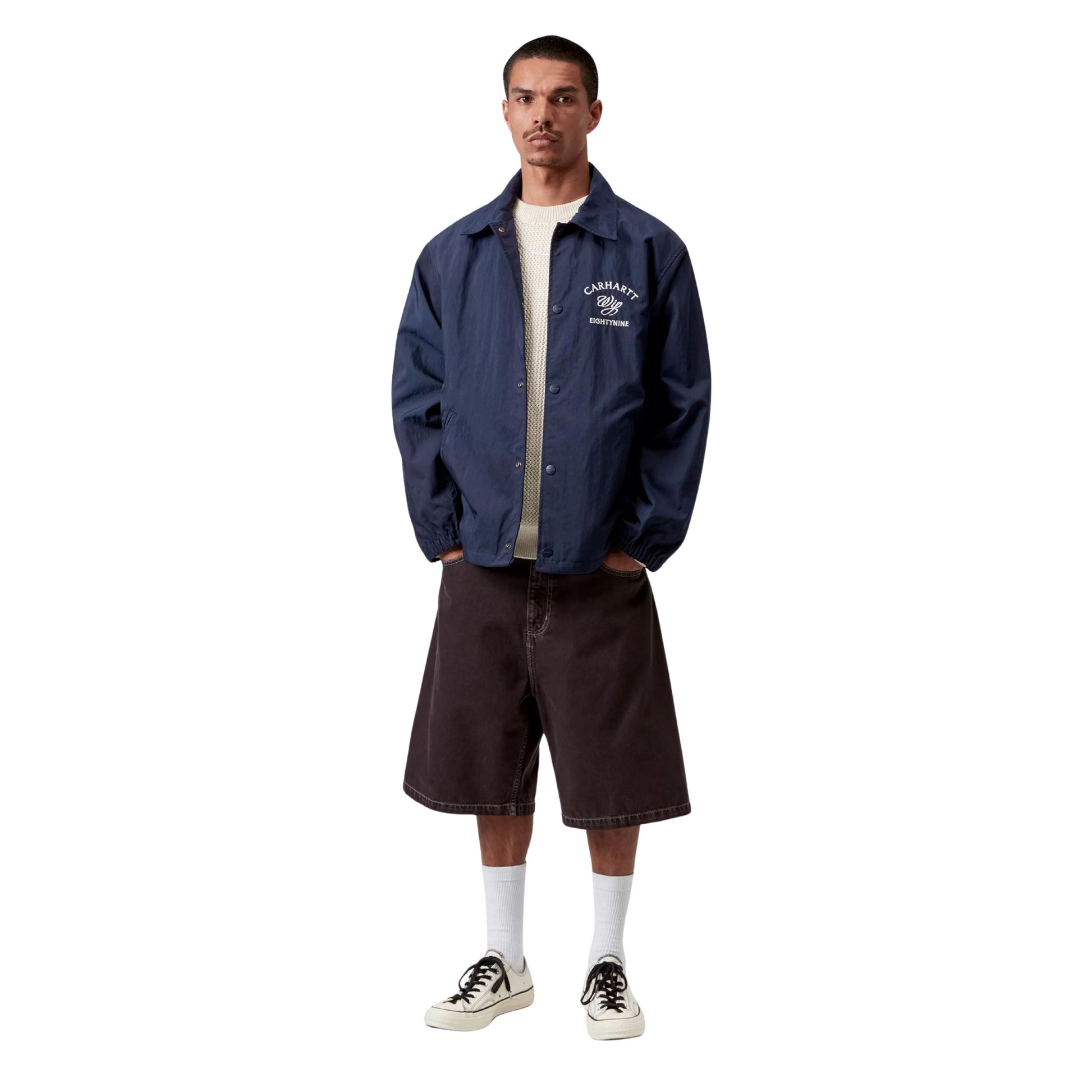 Casaco Coach para homem Carhartt WIP Eightynine em Jupiter/Branco. Foto da parte da frente, vestido.