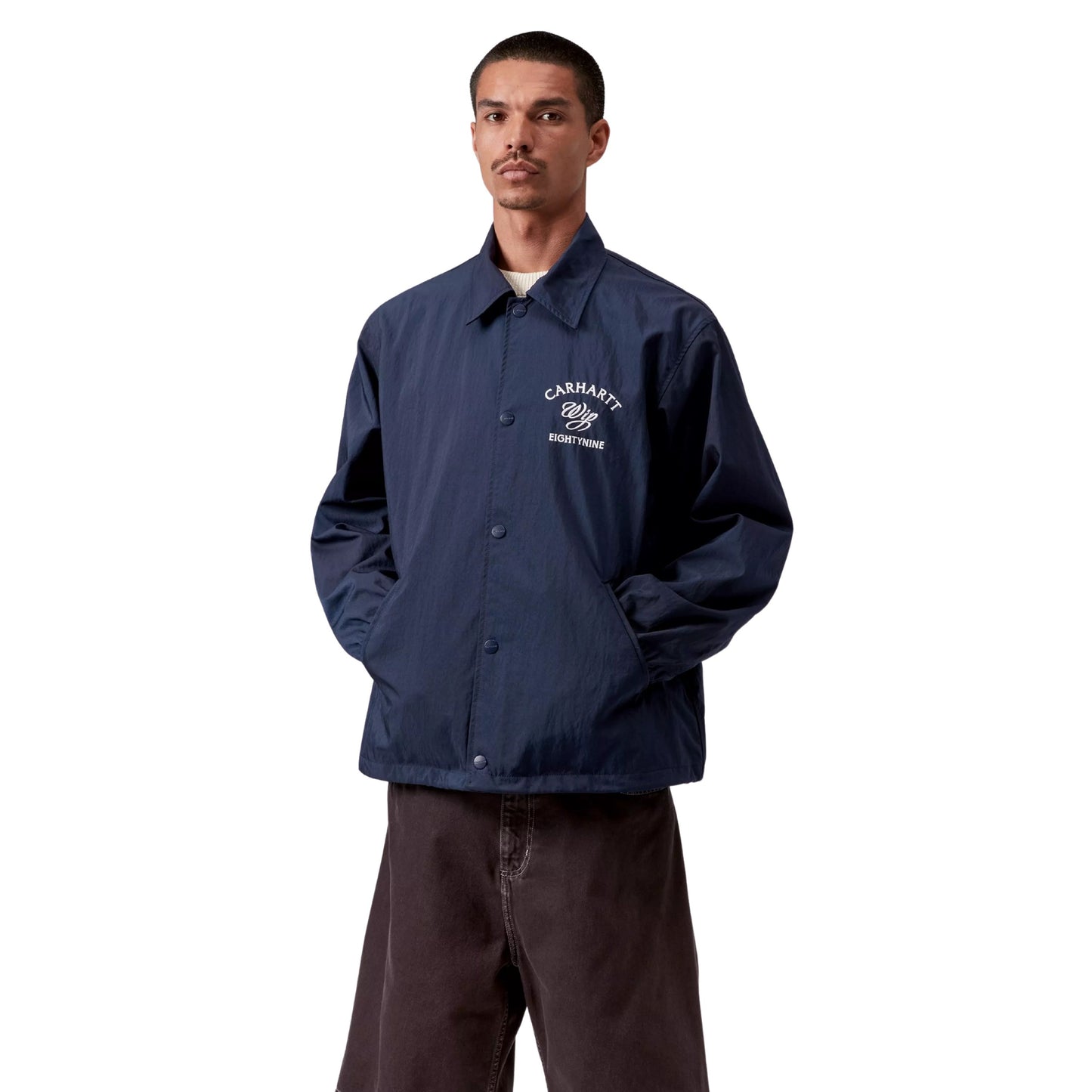 Casaco Coach para homem Carhartt WIP Eightynine em Jupiter/Branco. Foto da parte da frente, vestido.