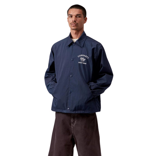 Casaco Coach para homem Carhartt WIP Eightynine em Jupiter/Branco. Foto da parte da frente, vestido.