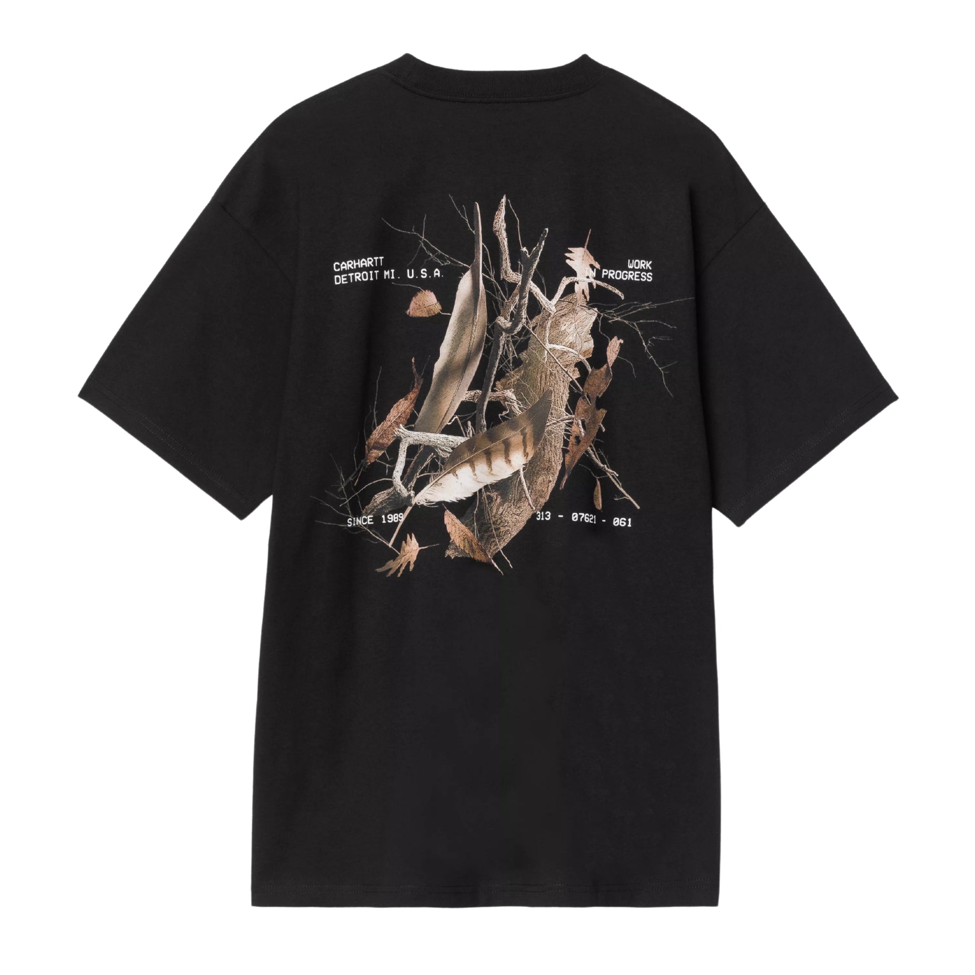 T-shirt Carhartt WIP S/S Feather Progress em Black — vista traseira, produto sem modelo, jersey de algodão orgânico preto, corte solto, print fotográfico de penas, ramos e folhas secas em tons de bege e castanho nas costas, texto tipográfico branco "CARHARTT DETROIT MI. U.S.A. / WORK PROGRESS / SINCE 1989 / 313-07621-061" em redor do print, fundo branco.