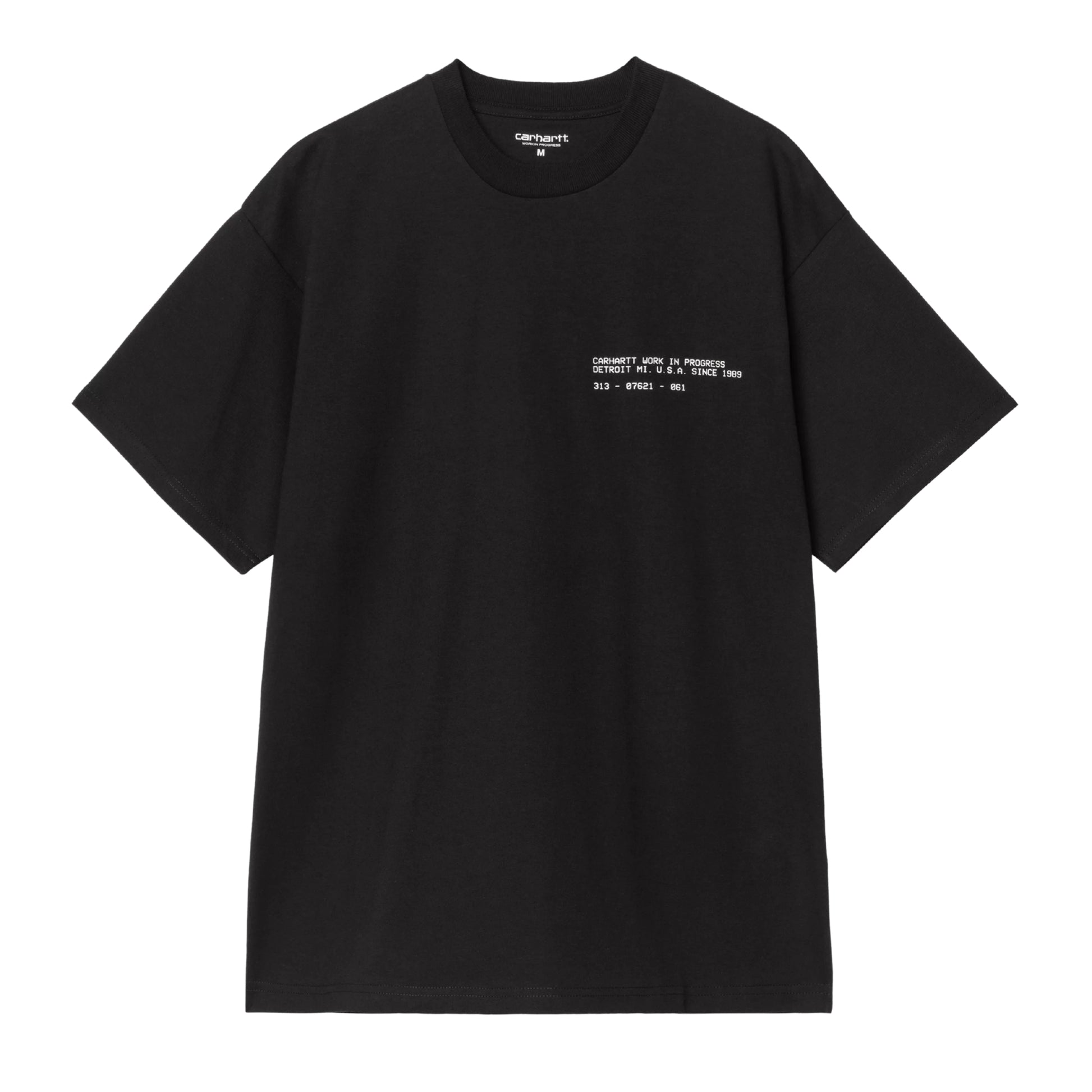T-shirt Carhartt WIP S/S Feather Progress em Black — vista frontal, produto sem modelo, jersey de algodão orgânico preto, corte solto, decote redondo, print de texto branco no peito esquerdo "CARHARTT WORK IN PROGRESS / DETROIT MI. U.S.A. SINCE 1989 / 313-07621-061", etiqueta "carhartt" visível no interior do colarinho, fundo branco.