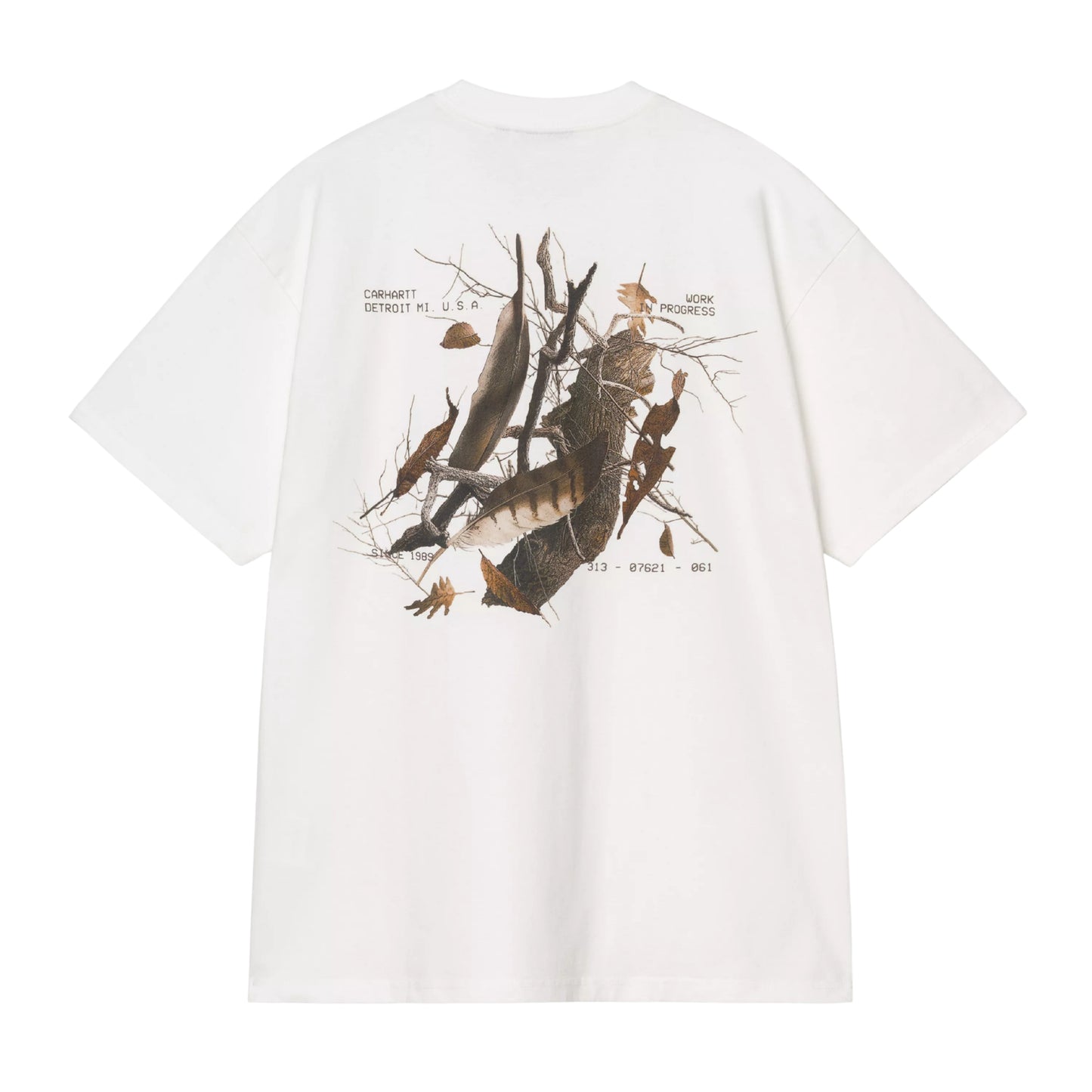 T-shirt Carhartt WIP S/S Feather Progress em White — vista traseira, produto sem modelo, impressão gráfica naturalista de aves e penas em tons castanhos e verde-oliva com ramos secos e folhas secas centrada nas costas, texto "Carhartt Detroit MI U.S.A. / Work In Progress / Since 1989 / 313 – 07621 – 061" acima do gráfico, etiqueta Carhartt WIP cinzenta na gola interior visível, malha de algodão biológico branco, fundo branco.