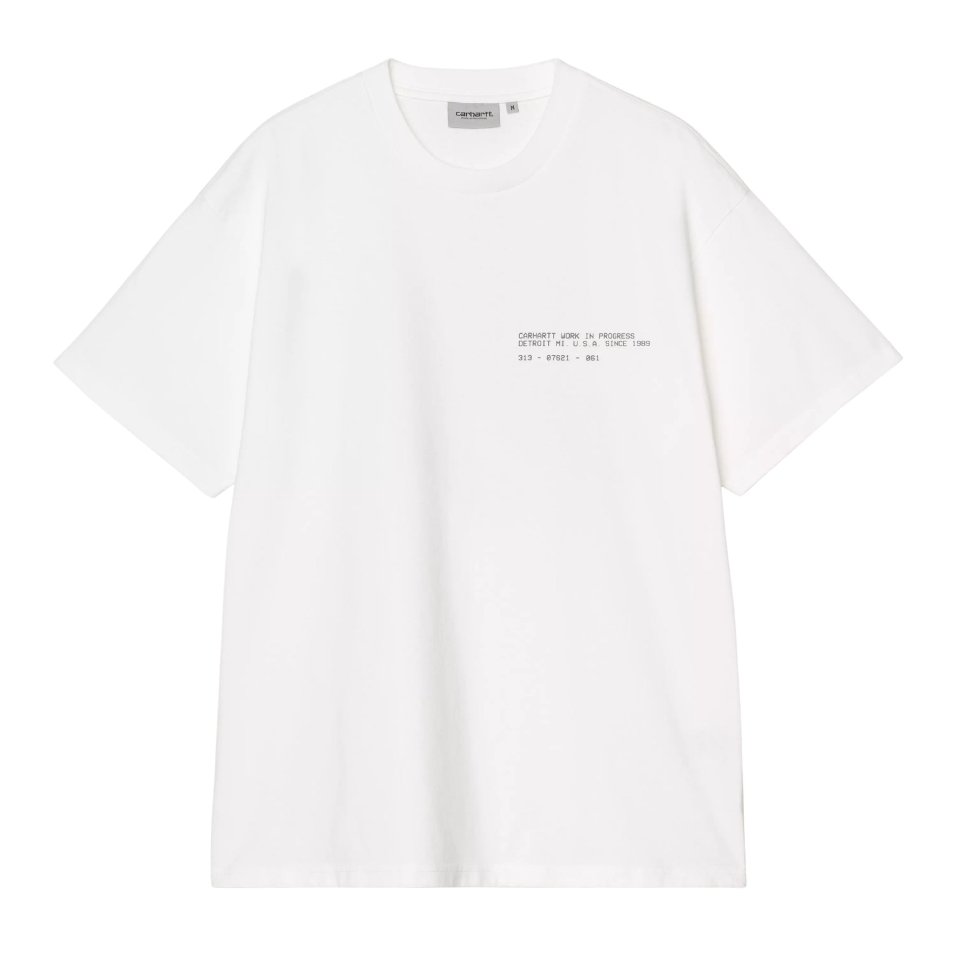 T-shirt Carhartt WIP S/S Feather Progress em White — vista frontal, produto sem modelo, texto tipográfico discreto "Carhartt Work In Progress / Detroit MI U.S.A. Since 1989 / 313 – 07621 – 061" estampado no peito esquerdo em cinzento claro, etiqueta Carhartt WIP cinzenta na gola interior visível, decote redondo, corte solto com ombros descaídos, malha de algodão biológico branco, fundo branco.