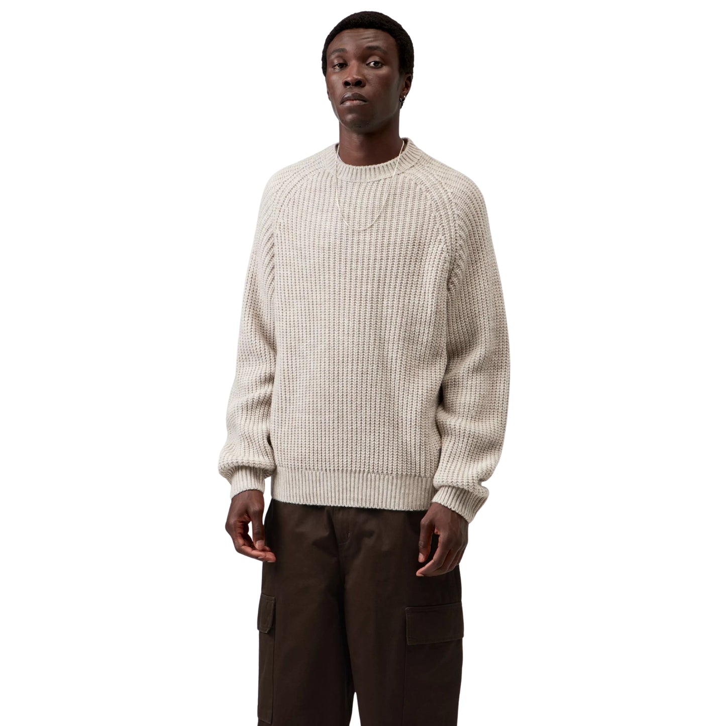 Camisola Carhartt WIP Firth Sweater em Fleur de Sel — modelo a usar a camisola de frente, meio corpo superior, malha bege-areia muito claro com efeito melange e textura canelada vertical, mangas raglan, decote redondo, etiqueta Square Label Carhartt WIP na bainha inferior direita e corrente prateada ao pescoço, fundo branco.