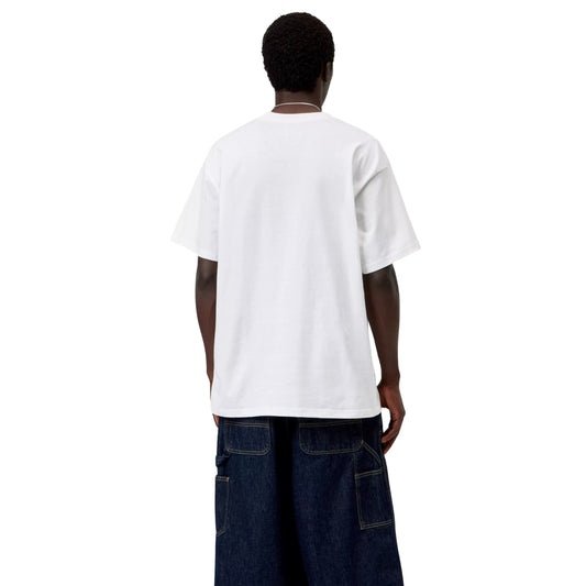 T-shirt de manga curta Carhartt WIP S/S Fromage em Branco — modelo de costas, t-shirt branca de corte loose com costas lisas e barra reta, calções de ganga azul-escuro, fundo branco.