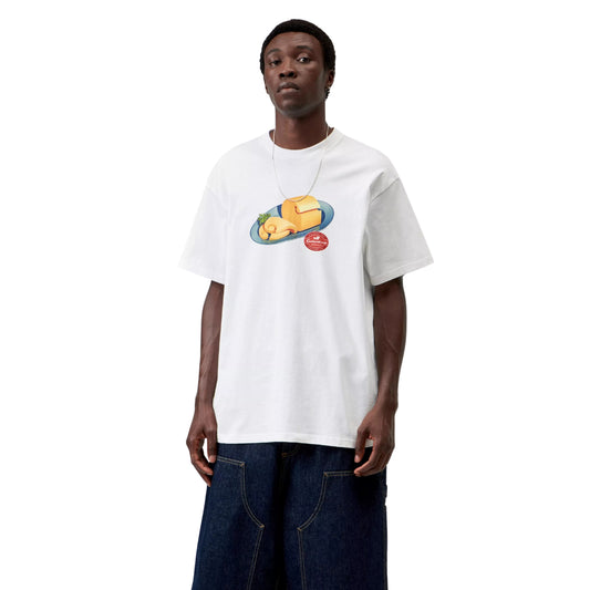 T-shirt de manga curta Carhartt WIP S/S Fromage em Branco — modelo de frente, t-shirt branca de corte loose com estampado gráfico de queijo num prato azul e selo oval Carhartt WIP vermelho no peito, calções de ganga azul-escuro, fundo branco.