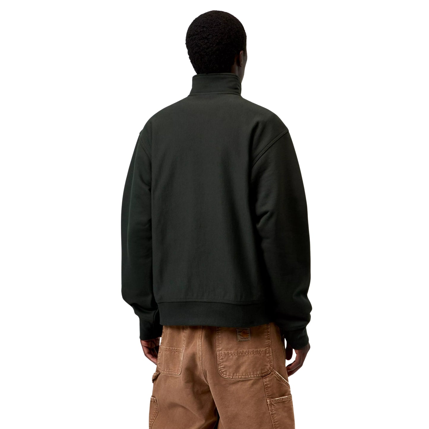 Sweatshirt Carhartt WIP Half Zip American Script em Raven — modelo a usar a peça de costas, corpo inteiro, malha verde-floresta muito escuro, gola alta, mangas raglan, costas lisas sem grafismo, calças Double Knee castanhas com bolsos traseiros visíveis, fundo branco.