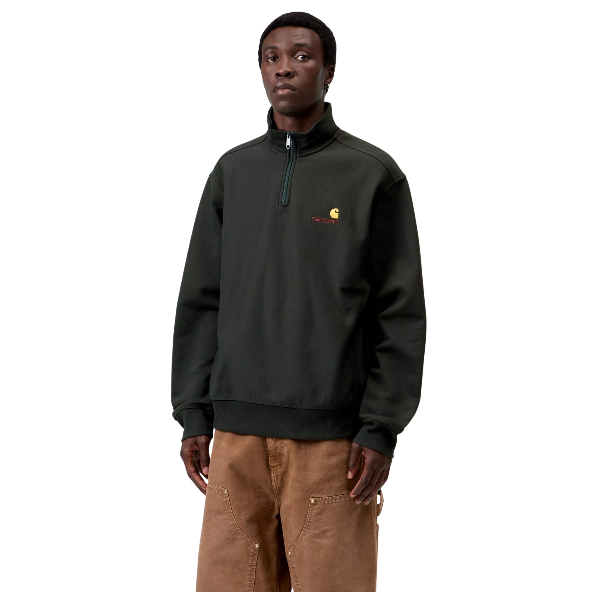 Sweatshirt Carhartt WIP Half Zip American Script em Raven — modelo a usar a peça de frente, meio corpo superior, gola alta com fecho de correr metálico prateado, bordado American Script em vermelho-laranja com logótipo C amarelo no peito esquerdo, malha cardada verde-floresta muito escuro, fundo branco.