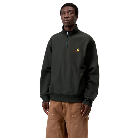 Sweatshirt Carhartt WIP Half Zip American Script em Raven — modelo a usar a peça de frente, meio corpo superior, gola alta com fecho de correr metálico prateado, bordado American Script em vermelho-laranja com logótipo C amarelo no peito esquerdo, malha cardada verde-floresta muito escuro, fundo branco.