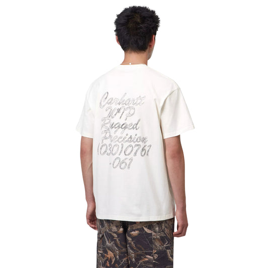 T-shirt de manga curta Carhartt WIP Hatching Script em Wax, vista de costas a três quartos no modelo, com grande estampado de lettering cinzento Carhartt WIP e Rugged Precision.