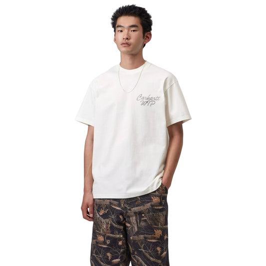 T-shirt de manga curta Carhartt WIP Hatching Script em Wax, vista frontal em plano médio no modelo, com corte amplo, gola redonda e pequeno estampado Carhartt WIP no peito esquerdo.