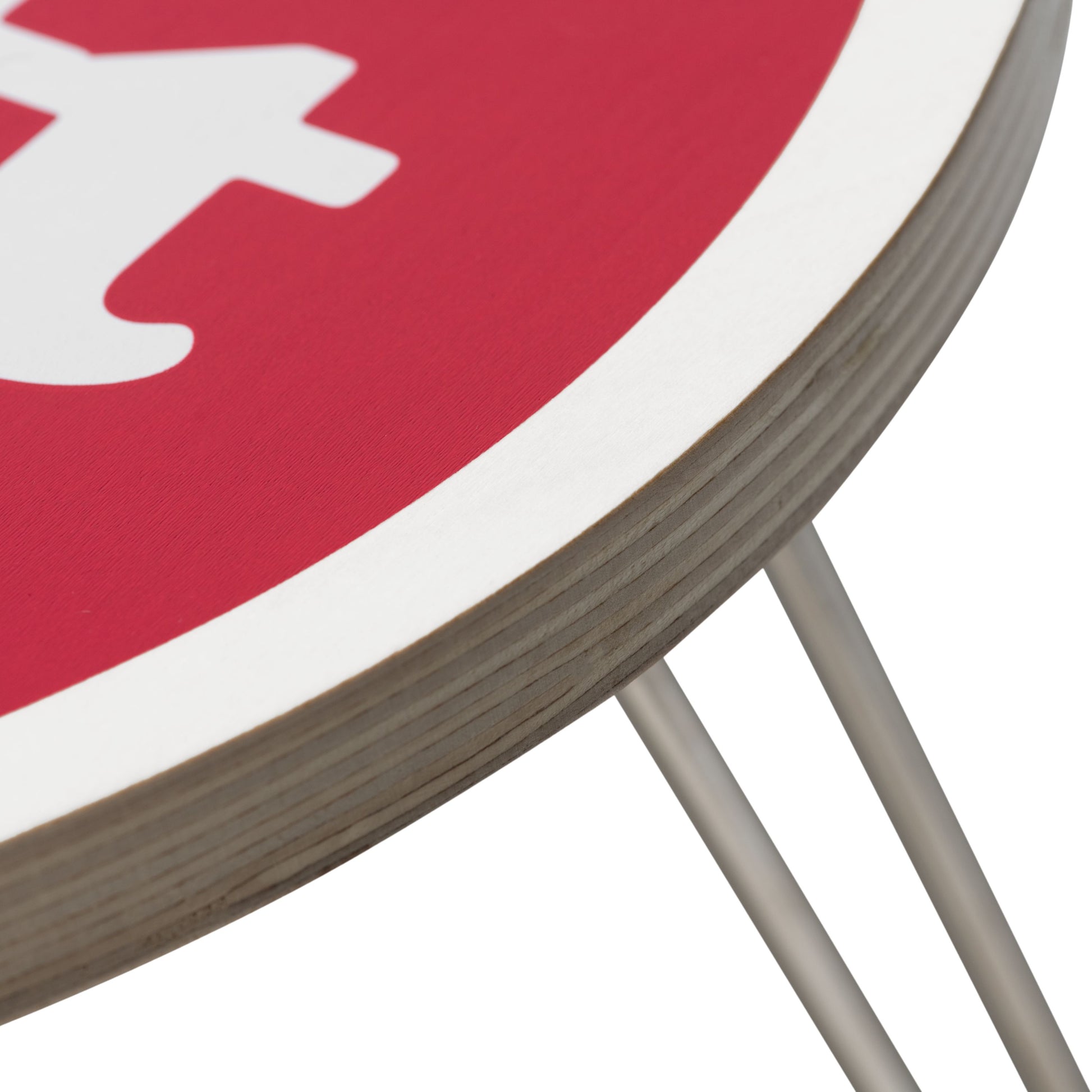 Mesa dobrável Carhartt WIP Heart em Scarlet/White. Foto de detalhe da lateral.