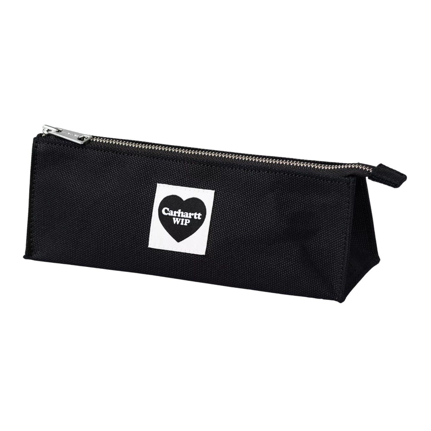 Estojo Carhartt WIP Heart Pencil Case em preto — vista lateral, forma triangular em lona Dearborn encerada preta, etiqueta Heart com logo Carhartt WIP na frente e fecho de correr prateado.