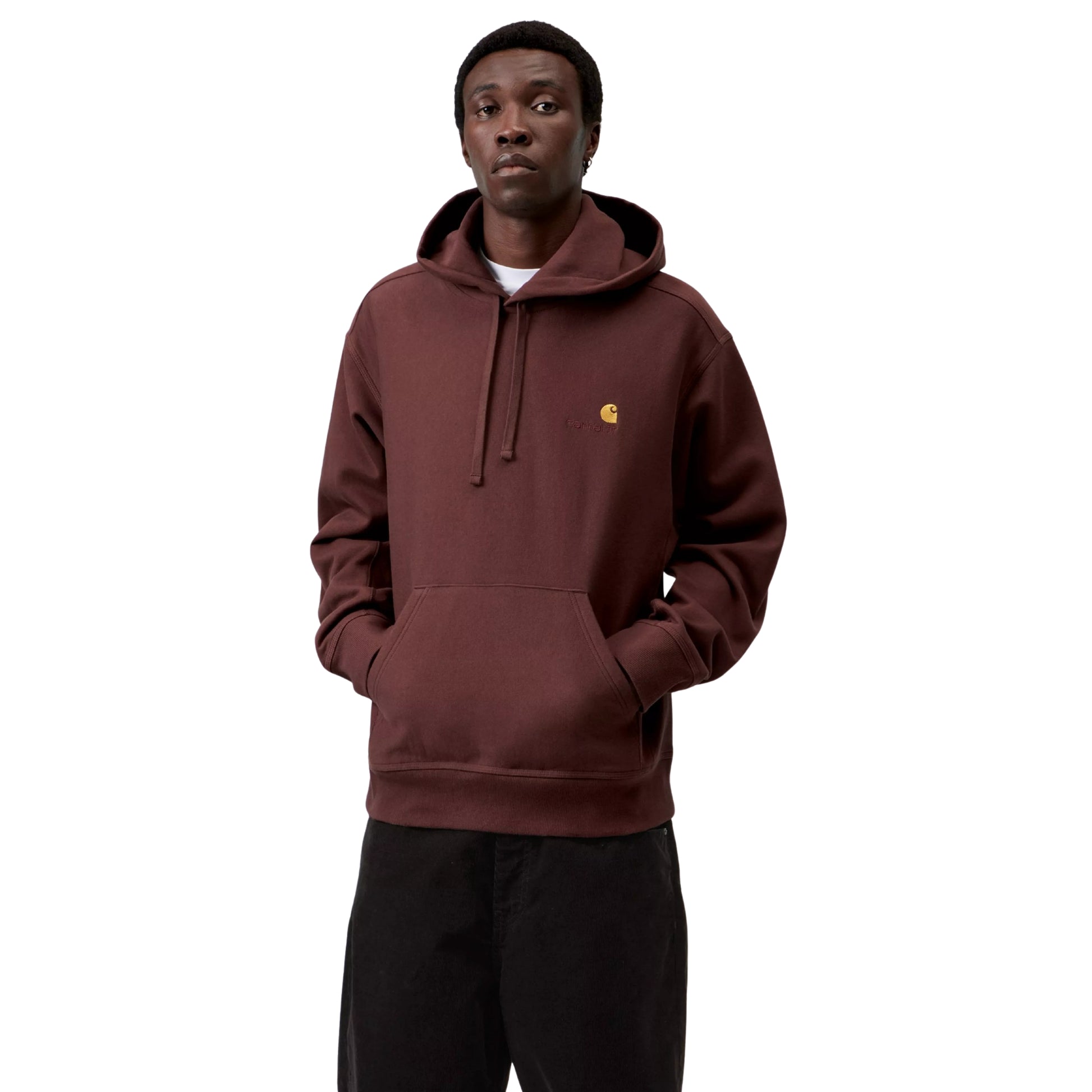 Hoodie Carhartt WIP Hooded American Script Sweat em Amarone — modelo a usar a peça de frente, meio corpo superior, capuz com cordão duplo, interior preto contrastante, bolso canguru, logótipo C amarelo-dourado com texto carhartt em tom-sobre-tom no peito esquerdo, malha cardada bordô-vinho escuro, fundo branco.
