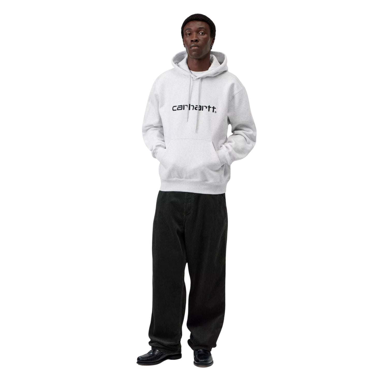 Hoodie Carhartt WIP Hooded Carhartt Sweat em Ash Heather — modelo masculino de frente, corpo inteiro, cabelo curto escuro, capuz levantado com interior cinzento Graphite visível, cordão de ajuste cinzento, logótipo Script "carhartt.®" bordado ao peito em Graphite, bolso canguru com mãos dentro, calças wide-leg pretas largas, sapatos loafer pretos, malha escovada cinzento mesclado Ash Heather, fundo branco.