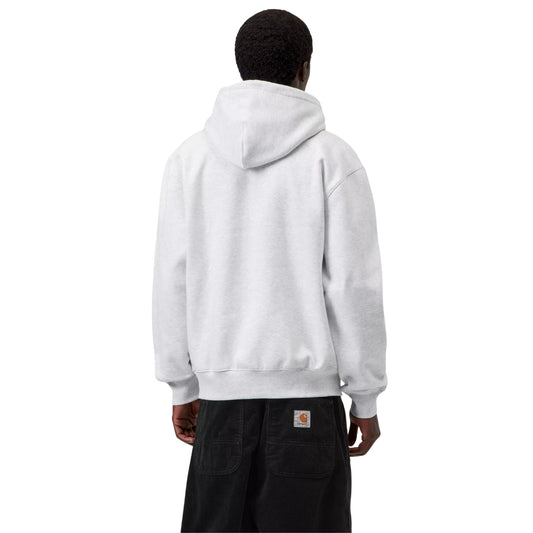 Hoodie Carhartt WIP Hooded Carhartt Sweat em Ash Heather — modelo masculino de costas, cabelo curto escuro, capuz levantado com interior cinzento Graphite visível, costas lisas sem gráfico, bainha canelada e punhos canelados visíveis, corte solto com ombros descaídos, calças wide-leg pretas Carhartt WIP com etiqueta dourada na cintura, malha escovada cinzento mesclado Ash Heather, fundo branco.