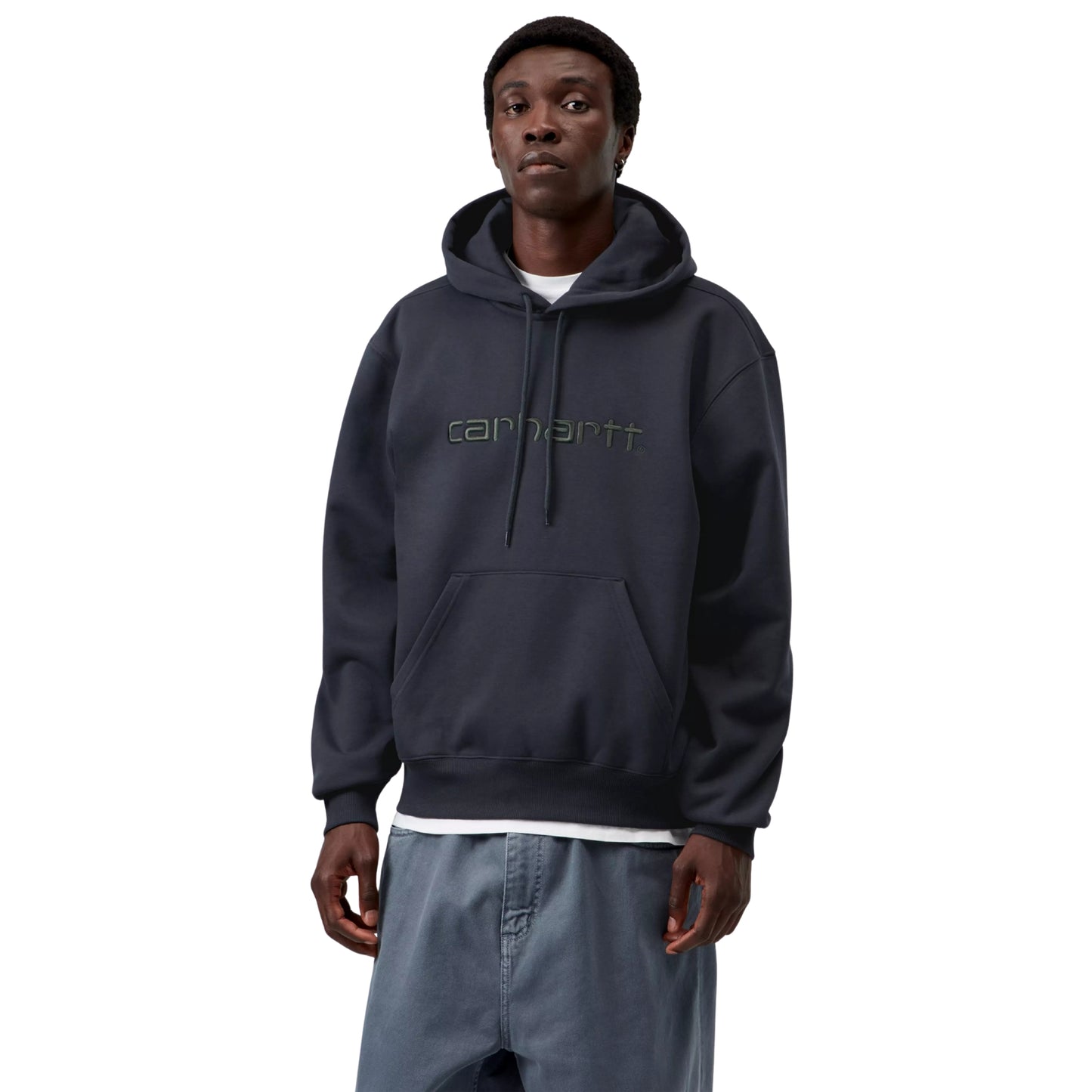 Sweat com carapuço para homem Carhartt WIP Carhartt Sweat em Dark Navy / Dark Scarab — vista frontal com modelo, meio corpo, logo Script bordado no peito.