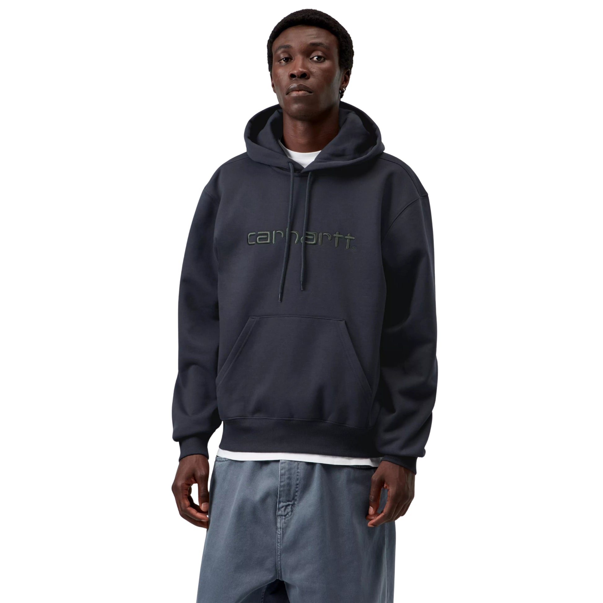 Sweat com carapuço para homem Carhartt WIP Carhartt Sweat em Dark Navy / Dark Scarab — vista frontal com modelo, meio corpo, logo Script bordado no peito.