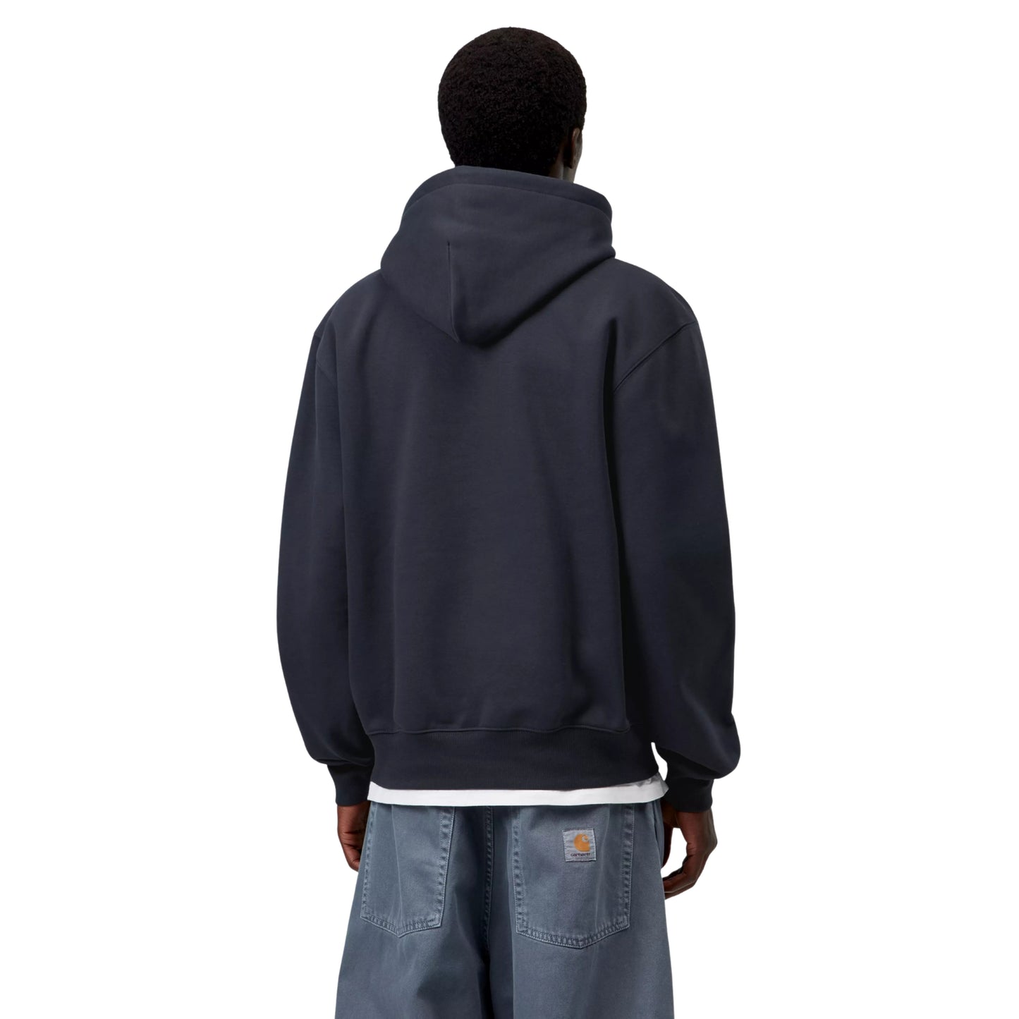 Sweat com carapuço para homem Carhartt WIP Carhartt Sweat em Dark Navy / Dark Scarab — vista traseira com modelo, corpo inteiro.