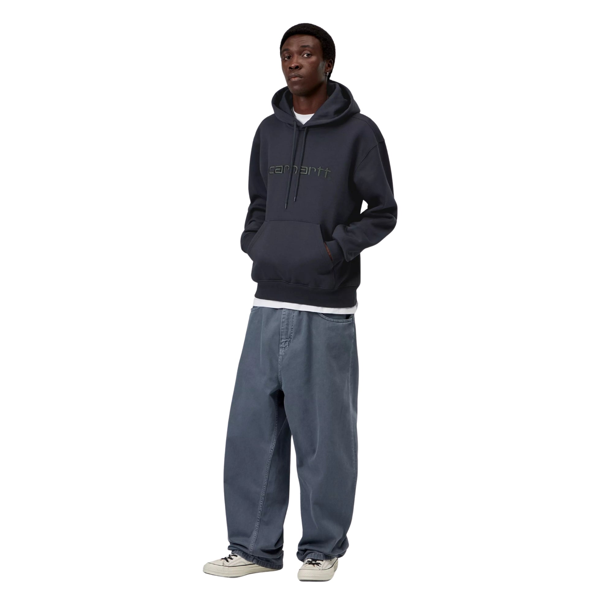 Sweat com carapuço para homem Carhartt WIP Carhartt Sweat em Dark Navy / Dark Scarab — look completo com modelo, corpo inteiro, combinado com calças largas.