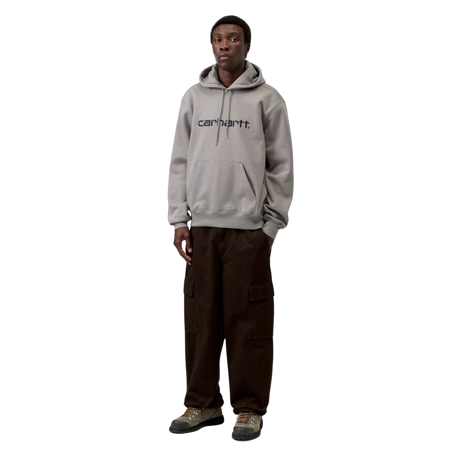 Sweat com carapuço para homem Carhartt WIP Carhartt Sweat em Shady Grey / Dark Navy — look completo com modelo, corpo inteiro, combinado com calças cargo castanhas e botas.