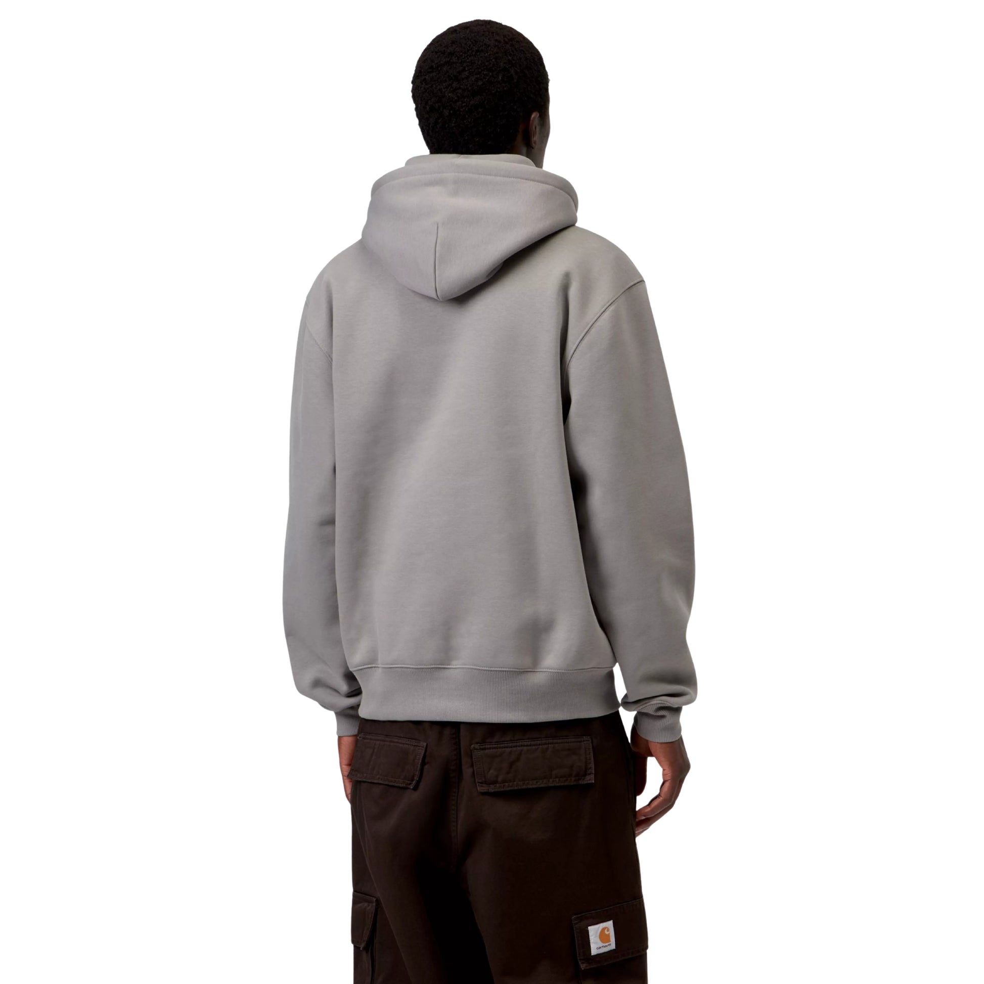 Sweat com carapuço para homem Carhartt WIP Carhartt Sweat em Shady Grey / Dark Navy — vista traseira com modelo, corpo inteiro, combinado com calças cargo castanhas.