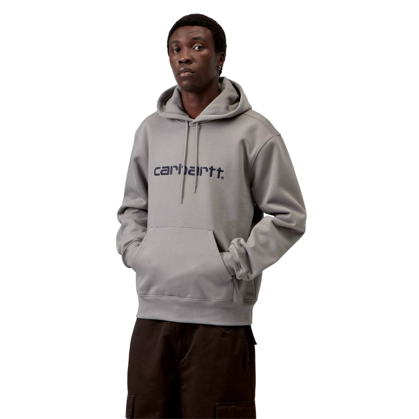 Carhartt WIP Hooded Carhartt Sweat em Shady Grey / Dark Navy — vista frontal com modelo, meio corpo, logo Script bordado no peito.