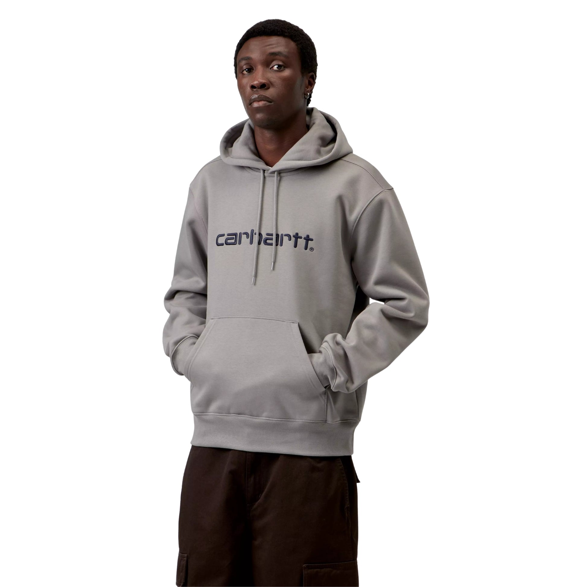 Carhartt WIP Hooded Carhartt Sweat em Shady Grey / Dark Navy — vista frontal com modelo, meio corpo, logo Script bordado no peito.