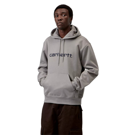 Carhartt WIP Hooded Carhartt Sweat em Shady Grey / Dark Navy — vista frontal com modelo, meio corpo, logo Script bordado no peito.