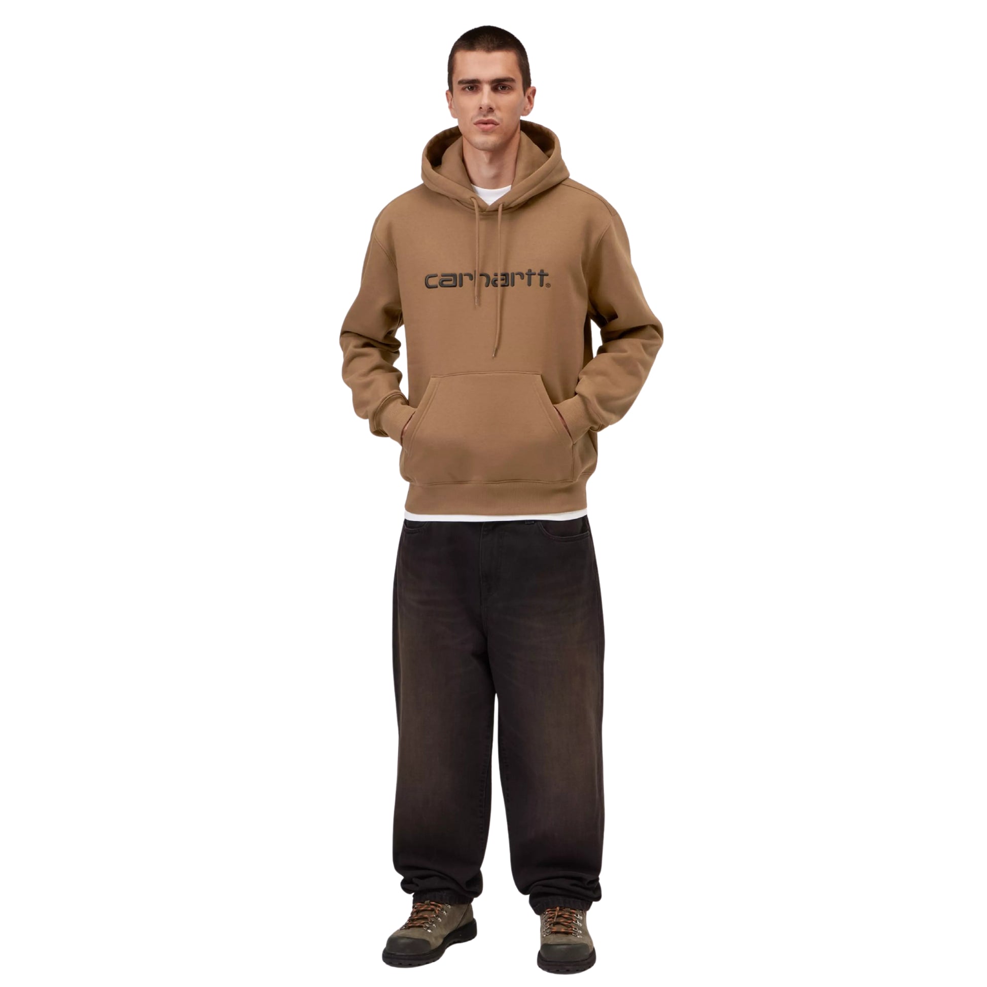 Sweat com carapuço para homem Carhartt WIP Carhartt Sweat em WIP Hamilton Brown/Black. Look completo com modelo, corpo inteiro.