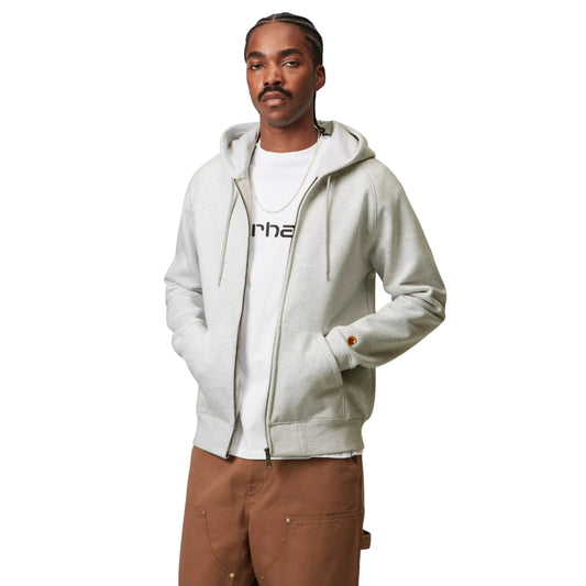 Casaco com carapuço Carhartt WIP Hooded Chase Jacket em Ash Heather / Gold — vista frontal com modelo, meio corpo, fecho de correr aberto, logo "C" dourado na manga esquerda, combinado com calças cargo castanhas Carhartt WIP.