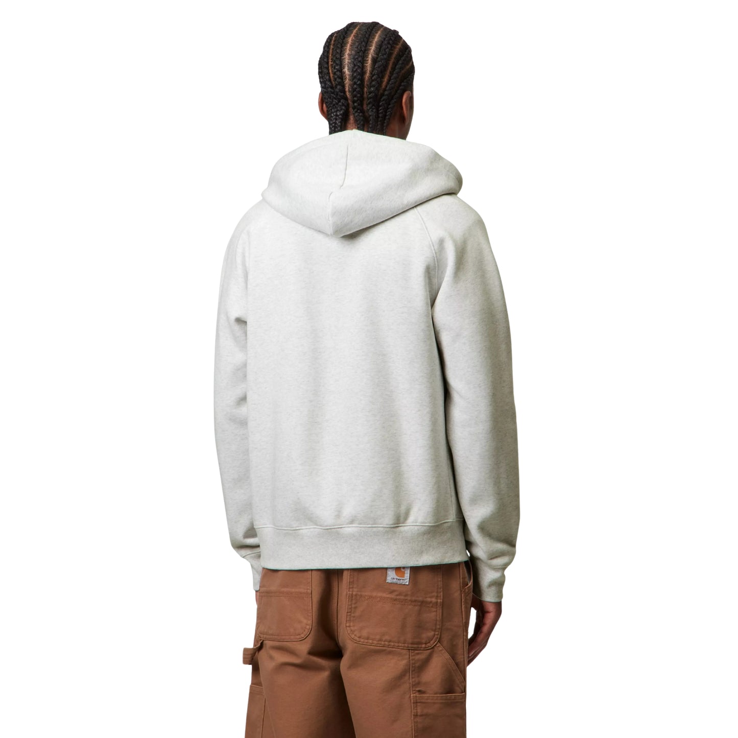 Casaco com carapuço Carhartt WIP Hooded Chase Jacket em Ash Heather / Gold — vista traseira com modelo, meio corpo, mangas raglan e capota visíveis, combinado com calças cargo castanhas Carhartt WIP.