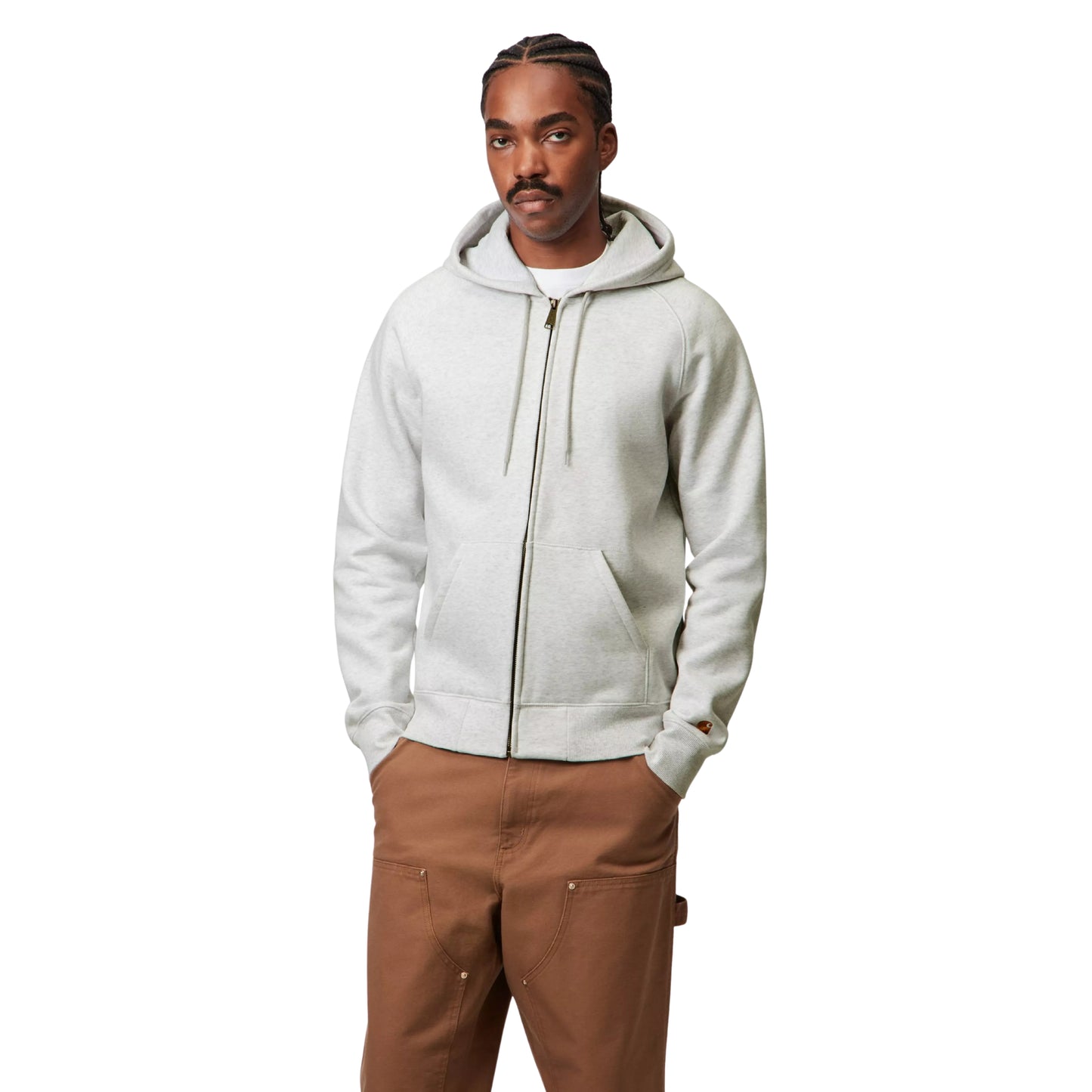 Casaco com carapuço Carhartt WIP Hooded Chase Jacket em Ash Heather / Gold — vista frontal com modelo, meio corpo, fecho de correr fechado, logo "C" dourado na manga esquerda, combinado com calças cargo castanhas Carhartt WIP