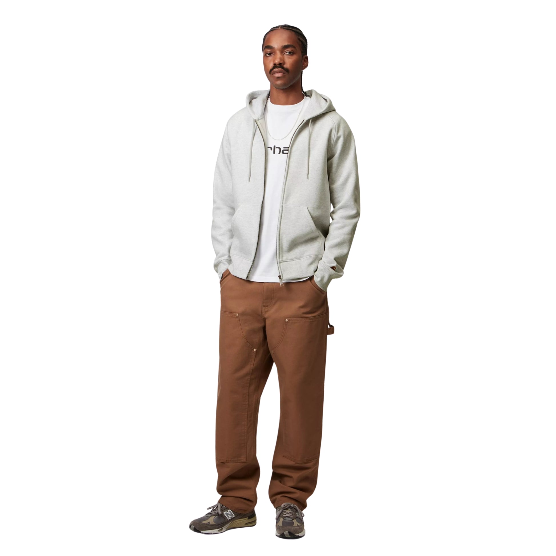 Casaco com carapuço Carhartt WIP Hooded Chase Jacket em Ash Heather / Gold — look completo com modelo, corpo inteiro, fecho fechado, combinado com calças cargo castanhas e sapatilhas New Balance.