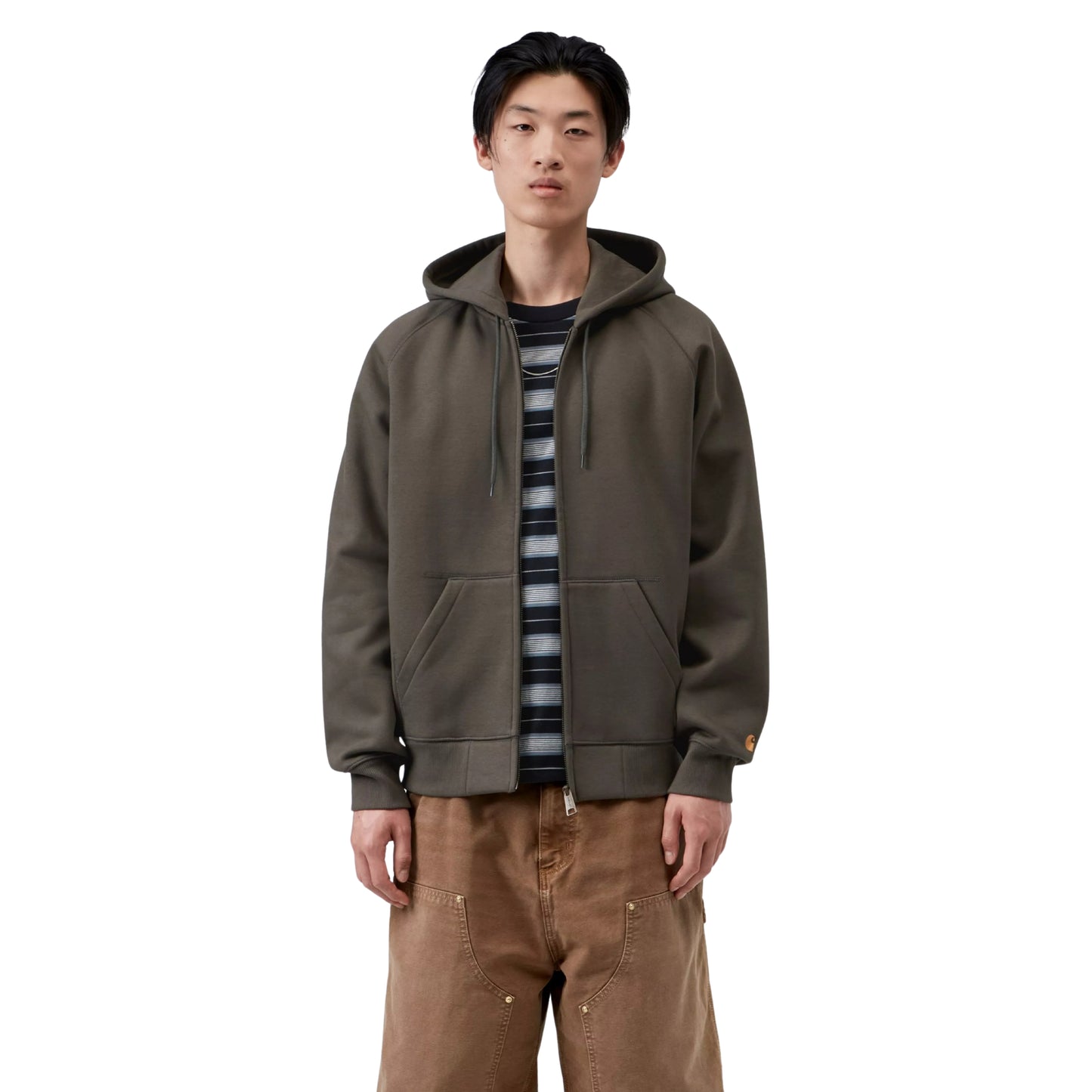 Casaco com carapuço Carhartt WIP Hooded Chase Jacket em Shungite / Gold — vista frontal com modelo, meio corpo, fecho aberto, logo "C" dourado na manga esquerda, combinado com t-shirt às riscas e calças cargo castanhas Carhartt WIP.