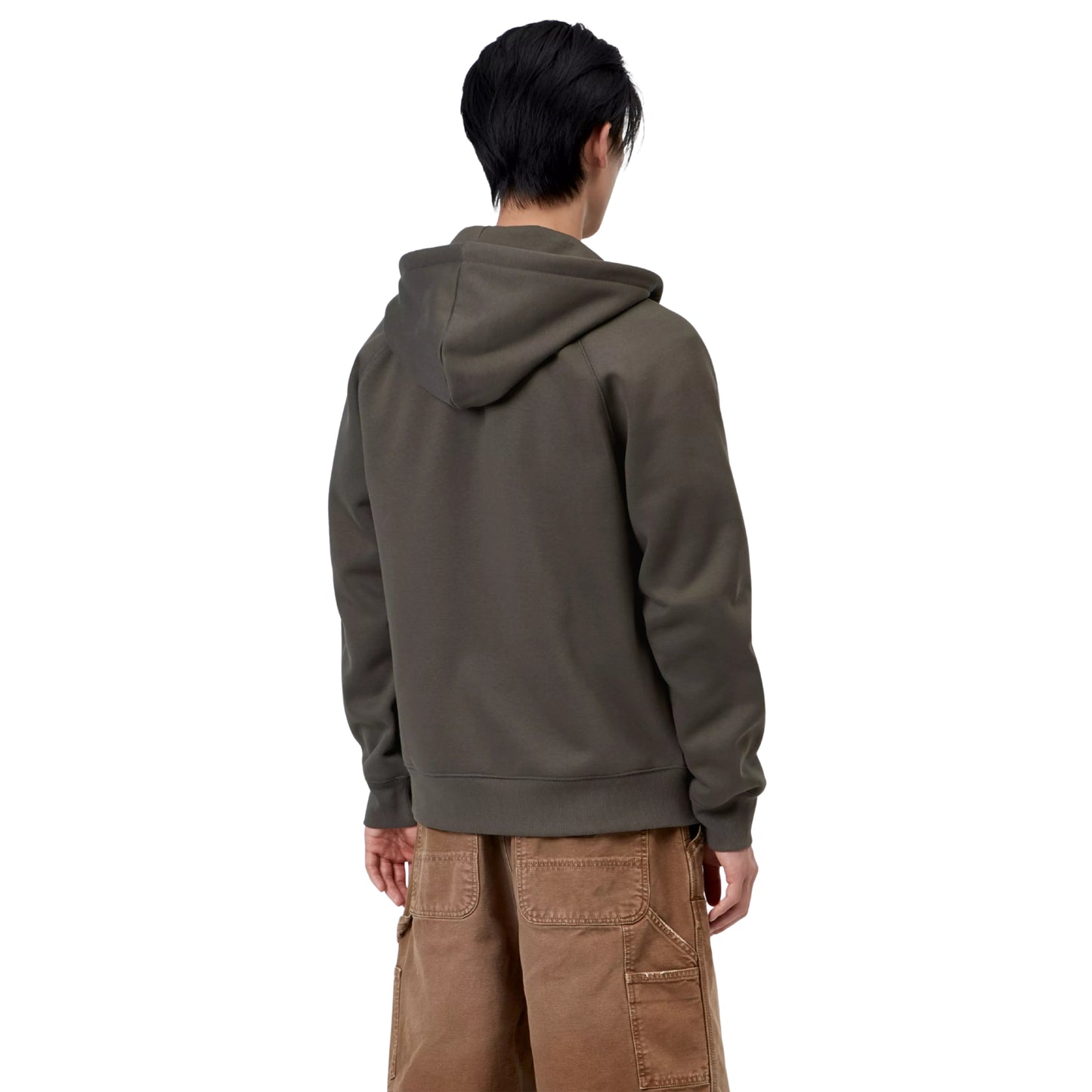 Casaco com carapuço Carhartt WIP Hooded Chase Jacket em Shungite / Gold — vista traseira com modelo, meio corpo, mangas raglan e capota visíveis, combinado com calças cargo castanhas Carhartt WIP.