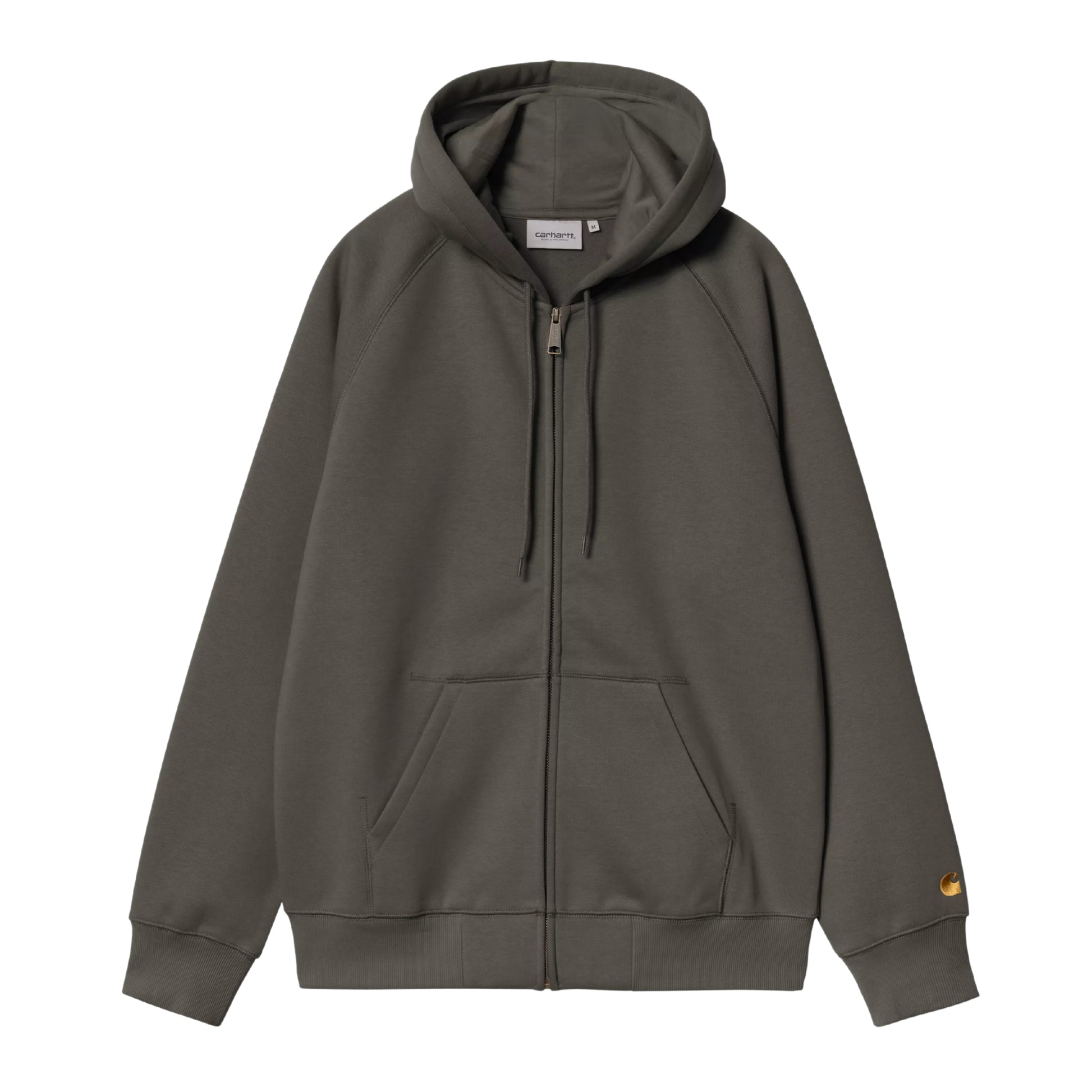 Casaco com carapuço Carhartt WIP Hooded Chase Jacket em Shungite / Gold — produto sem modelo, vista frontal, fecho de correr, bolso canguru e logo "C" dourado na manga esquerda visíveis.