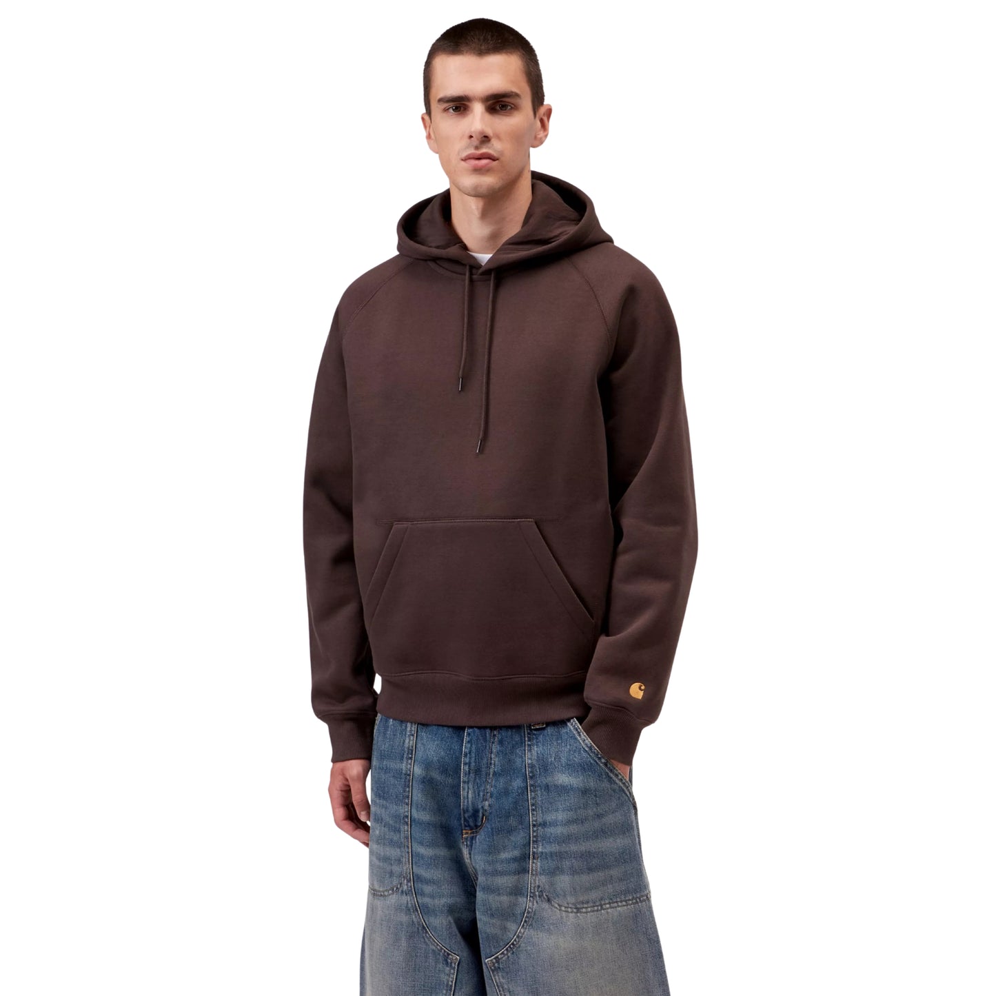 Sweat com carapuço para homem Carhartt WIP Chase em Palisander / Gold — vista frontal com modelo, meio corpo, logo "C" dourado visível na manga esquerda, combinado com calças de ganga largas.
