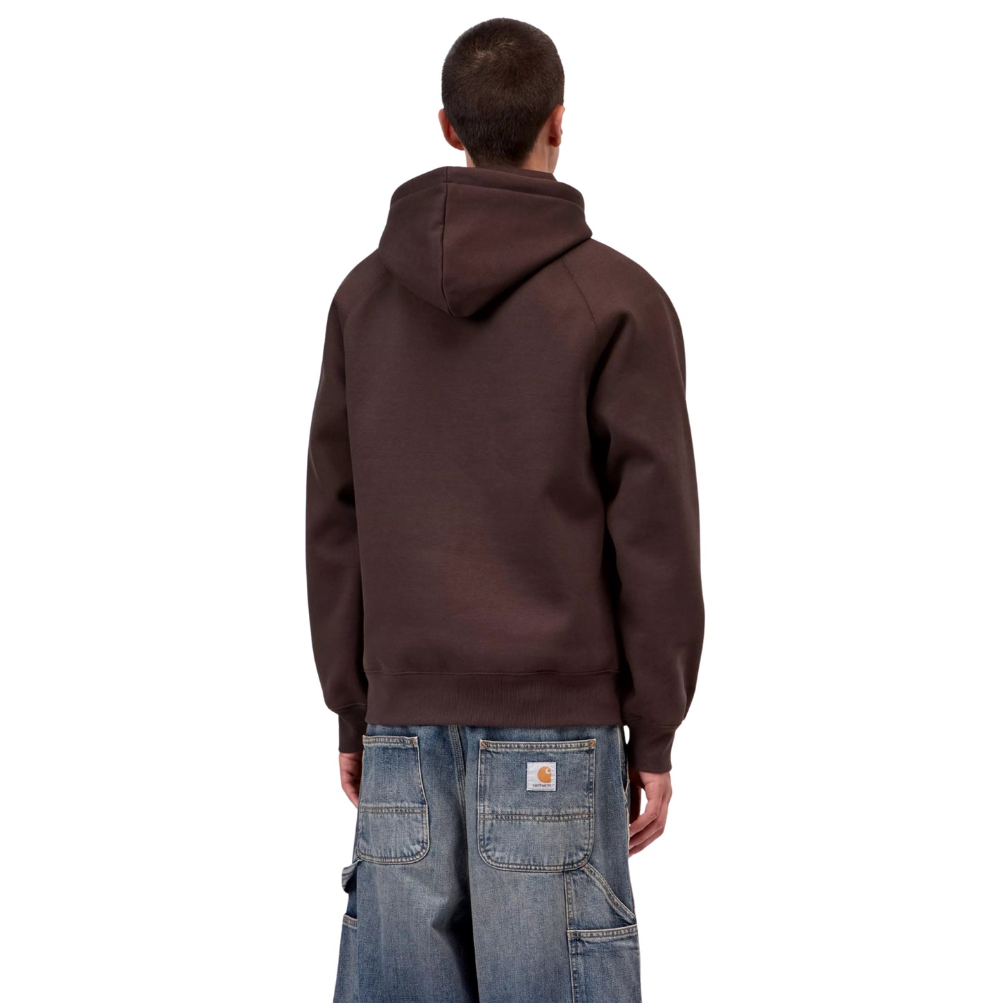 Sweat com carapuço para homem Carhartt WIP Chase em Palisander / Gold — vista traseira com modelo, meio corpo, combinado com calças de ganga largas Carhartt WIP.