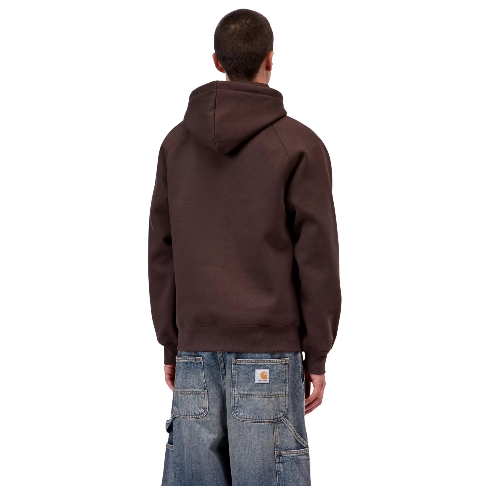 Sweat com carapuço para homem Carhartt WIP Chase em Palisander / Gold — vista traseira com modelo, meio corpo, combinado com calças de ganga largas Carhartt WIP.