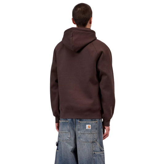Sweat com carapuço para homem Carhartt WIP Chase em Palisander / Gold — vista traseira com modelo, meio corpo, combinado com calças de ganga largas Carhartt WIP.