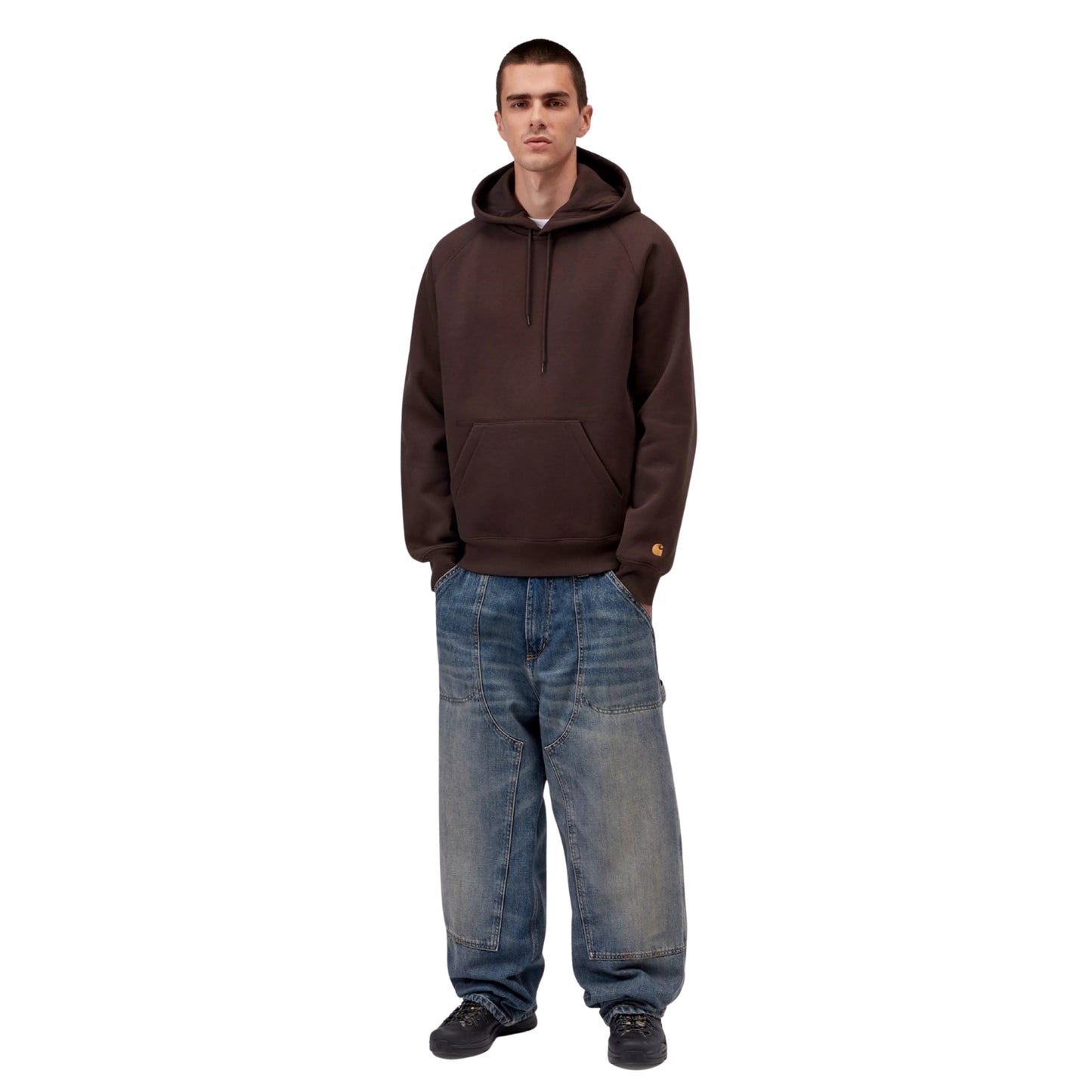 Sweat com carapuço para homem Carhartt WIP Chase em Palisander / Gold — look completo com modelo, corpo inteiro, combinado com calças de ganga largas e sapatilhas pretas.