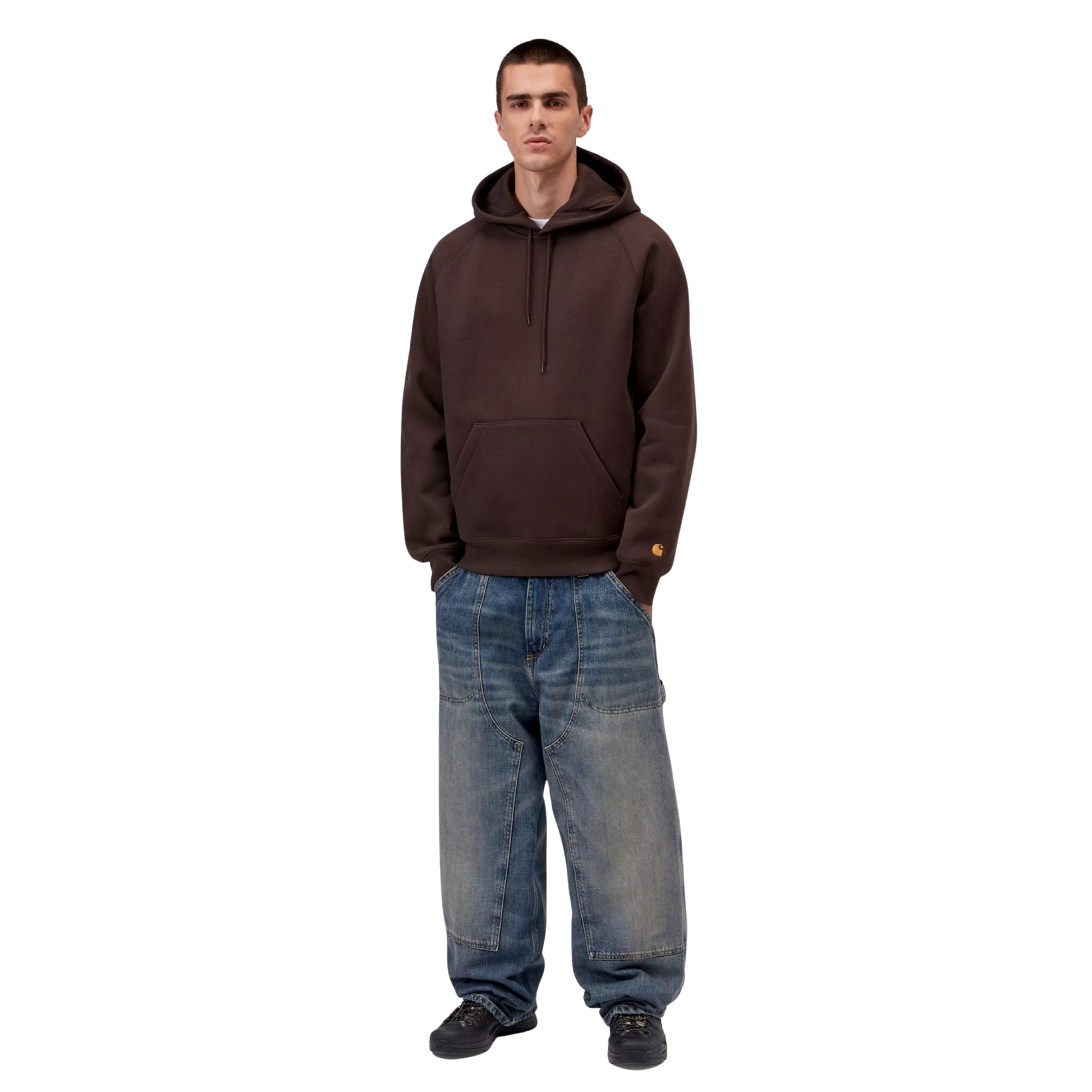 Sweat com carapuço para homem Carhartt WIP Chase em Palisander / Gold — look completo com modelo, corpo inteiro, combinado com calças de ganga largas e sapatilhas pretas.