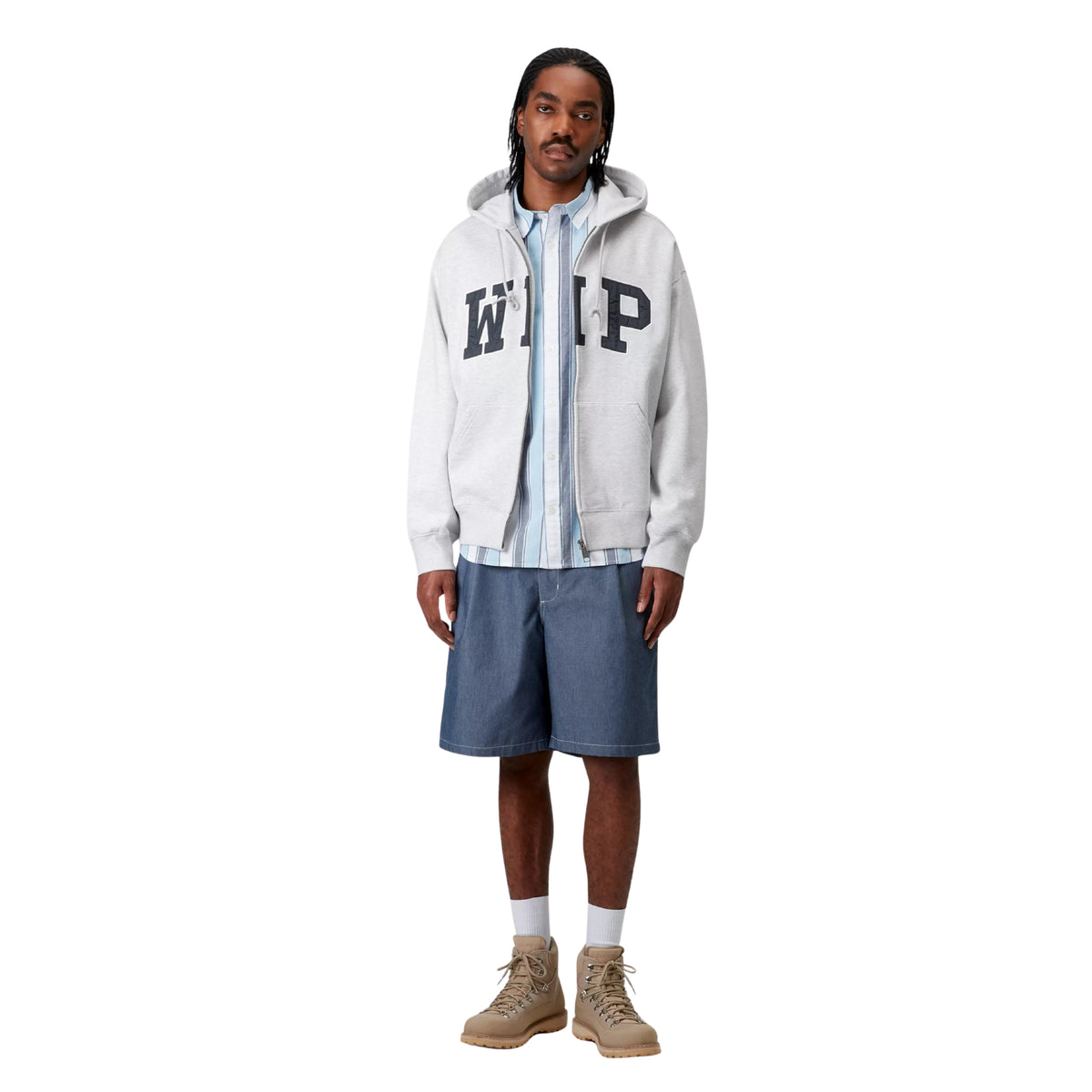 Sweat jacket com capuz Carhartt WIP Hooded WIP em ash heather stone washed — modelo masculino de frente, corpo inteiro, aplique WIP em arco com fecho aberto, camisa às riscas azul por baixo, calções azul-slate, botas bege, fundo branco.