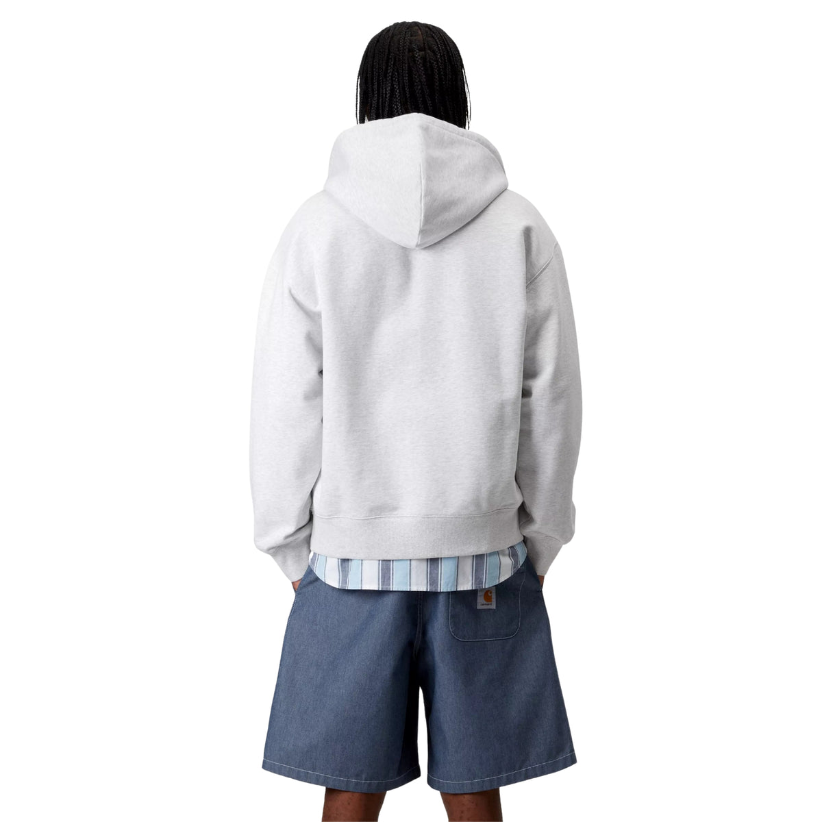 Sweat jacket com capuz Carhartt WIP Hooded WIP em ash heather stone washed — modelo masculino de costas, corpo inteiro, capuz volumoso, costas limpas sem gráfico, calções azul-slate, fundo branco.